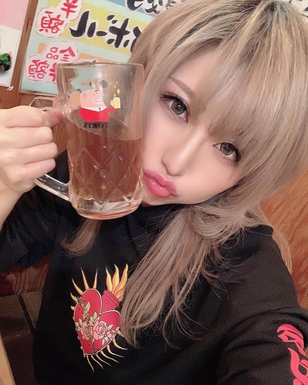 春咲ひなたのインスタグラム：「えー皆様…… 新年明けましておめでとうございます🎍w すっかりインスタ辞めちゃってました😂 心配してくれたり 生存確認のDMありがとうございます💌💭 . ビックリするくらい元気で 新しい趣味見つけた事と プライベートでもお酒を飲むようになった事が最近の変化です👯‍♀️✨w あと、めっちゃ太った。つら。 . 2021年も楽しんで参ります💋❤️ よろしくね🐈‍⬛ . #いまさら投稿#めっちゃ連絡きた  #なんなら友達から死んだと思われた #生きてます」