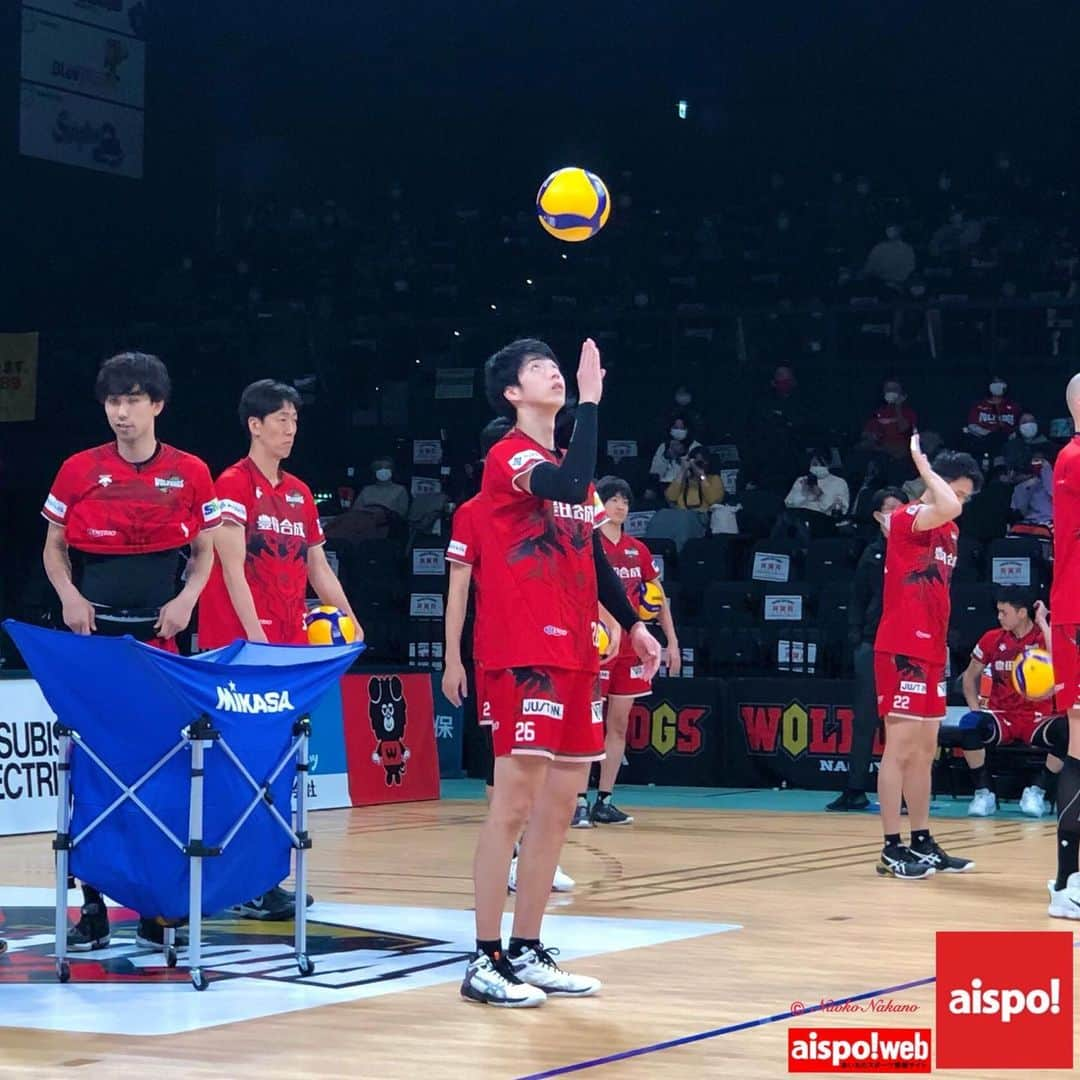 中野菜保子さんのインスタグラム写真 - (中野菜保子Instagram)「「2020-21 Vリーグ🏐ディビジョン1」 「2020-21 V. LEAGUE🏐DIVISION1」 @aichi_sports . Photo🍎🍎🍎🍎🍎🍎🍎 Movie🍎🍎🍎 . 1:ウルドくん🐺 10:ウルドくん🐺 . . ご機嫌いかがですか？（≧∇≦）？ How's everything?（≧∇≦）？ . 今日は『aispo!(アイスポ・@aichi_sports)』の取材で 豊田合成記念体育館エントリオへ！ Today , I went to TOYODA GOSEI MEMORIAL GYMNASIUM ENTRIO for the "aispo!" (aisupo・@aichi_sports) interview! . 今回は ウルフドッグス名古屋 vs ジェイテクトSTINGS の対戦🏐 This time, it's the Wolfdogs Nagoya vs JTEKT STINGS. . 両チーム共に愛知のチームで、 Both teams are from Aichi. 会場であるエントリオはウルフドッグスのホームです✨🕋✨ The venue, ENTRIO is the home of the Wolfdogs. . . まずは恒例のグッズチェックから❗️❗️❗️ I'll start with the usual check of the goods❗️ . スタッフさんによると、ユニフォームが女性ファンに大人気だそう According to the staff, the uniforms are very popular with the female fans. . たしかに「デサント」とコラボレーションしたユニフォームは、丈夫で着心地も良さそうな素材です。 フロントのオオカミが🐺カッコいい！ It's true that the uniform, made in collaboration with Descente, is made of a material that looks durable and comfortable. The wolf on the front is 🐺 cool! . コレを着て応援したら一体感が増しますね♪ If you wear this and cheer, you'll feel more united. . キッチンカーも雨の中頑張っていました😋 The kitchen car also worked hard in the rain😋. . ウォーミングアップ⤴️ではアタックの練習が 強烈❗️ボールを床に叩きつける勢いが凄すぎて、ボールが爆発しそうw In the warm-up, the attack practice is so intense❗️The ball hits the floor with so much force that it looks like it's going to explode! . 練習を見ていて思ったのは、手先の器用な人が多いかも？例えば、ある選手が指先でボールをリフティングしていたんです✨ (写真8参照) When I watched them practising, I thought that many of them might be good with their hands. For example, one of the players was lifting the ball with his fingertips! (See photo8) . ボールの芯を捉えないとそんな事できないですよね You can't do that without catching the core of the ball, right? . 温まったところで、続きは後日レポで❗️ They seemed to have warmed up More to come in a later report❗️ . ※『aispo!』(@aichi_sports)は 愛知県が県内のスポーツ情報を発信する フリーペーパー及びwebsiteです "aispo!" (@aichi_sports) is a free paper and a website that provides sports information by Aichi prefectural government. ＊ #ウルフドッグス名古屋 #ジェイテクトSTINGS #豊田合成記念体育館 #エントリオ  #wolfdogs #jtektstings #vleague #球技 #futsal #sports #バレーボール #volleyball #西田有志 #傳田亮太 #高梨健太 #ballgame #shoot #athlete #leaguematch #愛知県 #aispo! #あいスポ #スポーツ情報誌 #スポーツ #aispo公式リポーター #aispo公式PR #中野菜保子 #俳優 #リポーター #actor  @aichi_sports」1月24日 17時36分 - naokonakano8319