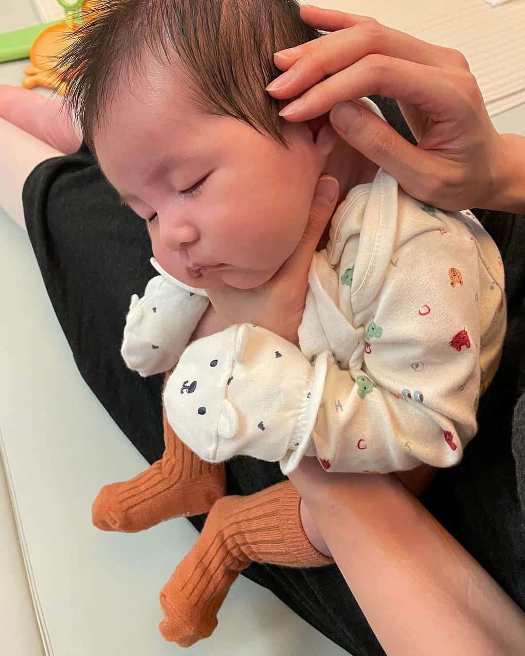 キム・ギバンのインスタグラム：「. 그 어떤 상황에서도 자려는 의지.. 요즘 뽈탱이가 열일하는 중!! 그 와중에 입술도 질 수 없다고 존재감을.. 코도..턱도..손도..발도..아.. 그냥 다 귀여우려고 태어났구나🤣🤣 . #아들바보될예정이라는말에충분히책임지는중 #희바리주니어💚  #희바라기방더하기그리니 #그린이🌱」