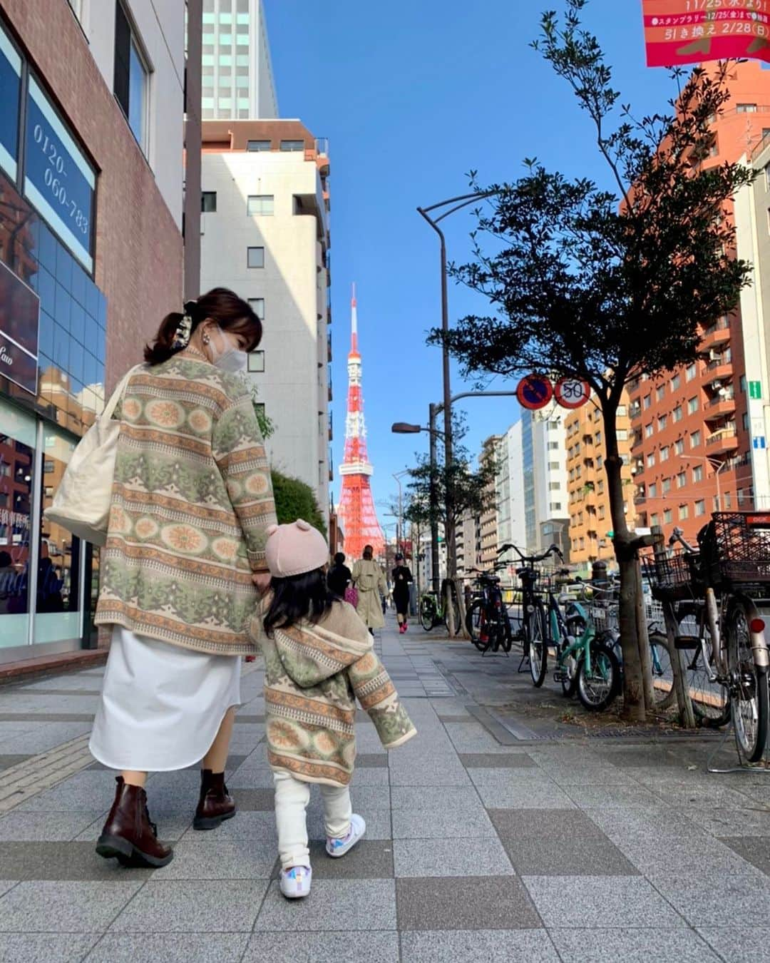 赤松麻里菜のインスタグラム：「おそろいのアウター☃️ は、ひいばあばの手作り👵♡ 先日ストーリーに載せたら好評だったのでこちらにも🤳✨ 最近これとおそろいの、娘の帽子も作ってくれたから早く被せたいなあ❄️♡ #親子コーデ #おやこーで #親子リンクコーデ #親子リンク #おそろい #おそろいコーデ #女の子ママ #ワーママ #2歳女の子 #2歳3ヶ月 #手作りこども服 #手作り子供服 #東京タワー #三田 #赤羽橋」