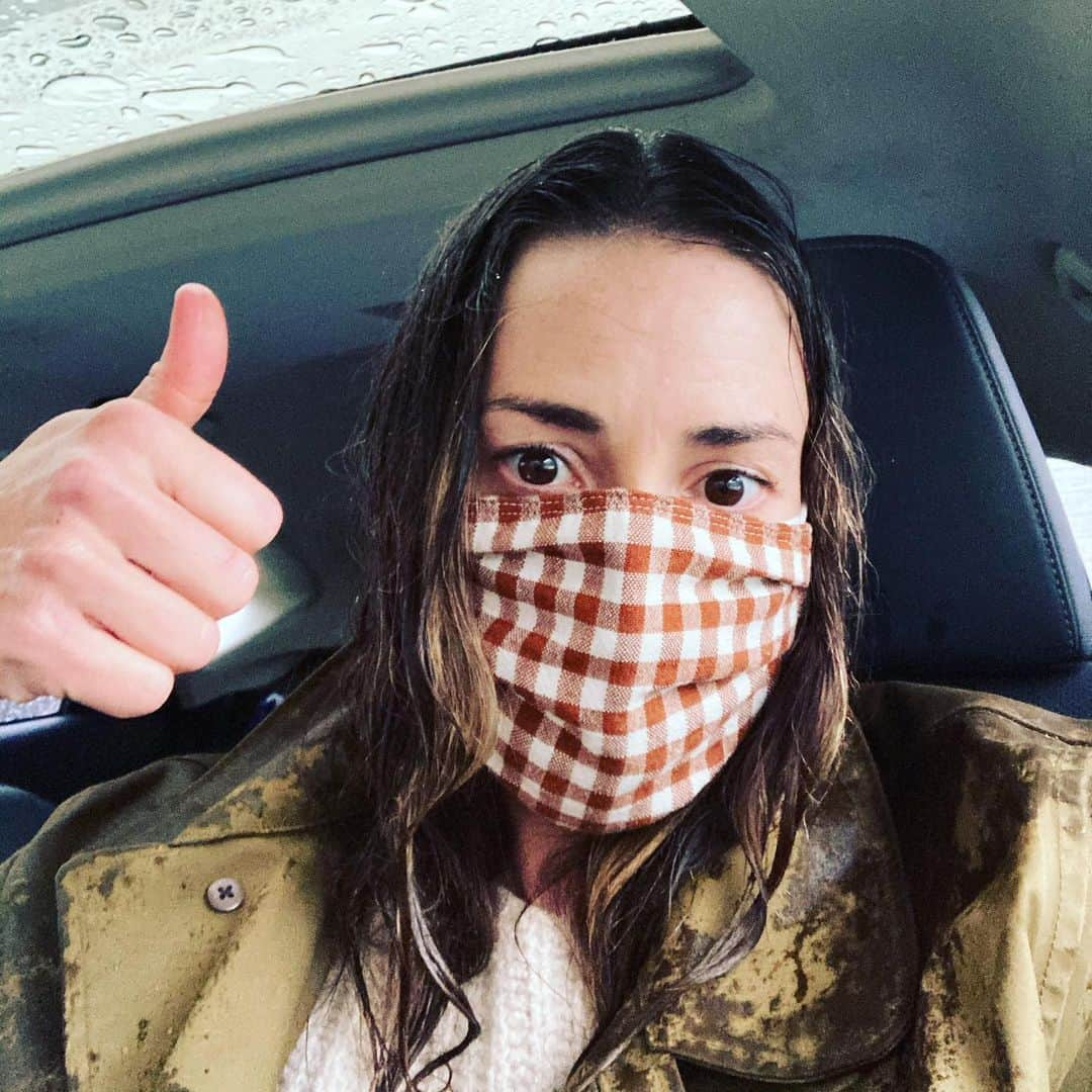 ブリー・ターナーのインスタグラム：「IT ACTUALLY DOES RAIN IN LA AND I LEFT MY HOUSE WITH NO HOOD. DO HAVE MASK THO! 😷🌧👍🏻」