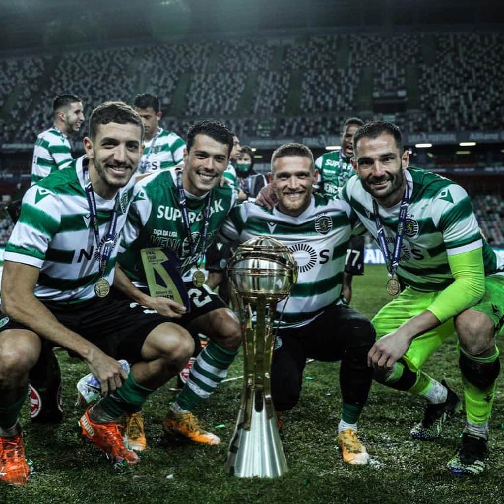 アントニオ・アダンさんのインスタグラム写真 - (アントニオ・アダンInstagram)「VENCEDORES!! 💚🏆 CAMPEONES!! 😃🇵🇹  Obrigado a todos pelo apoio!! 🙌🏼 #TaçaDaLiga #AllianzCup #OndeVaiUmVãoTodos」1月24日 8時44分 - antonioadan13