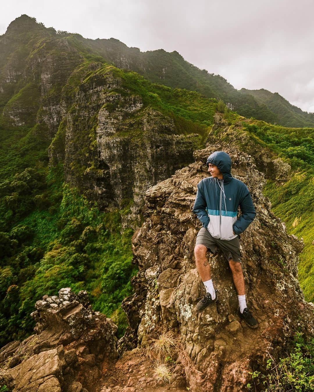 ボルコムのインスタグラム：「@maurodiaz putting the 'Ermont' jacket to the test on this epic Hawaiian hike! ⛰️  👉  vol.cm/jackets 👈」