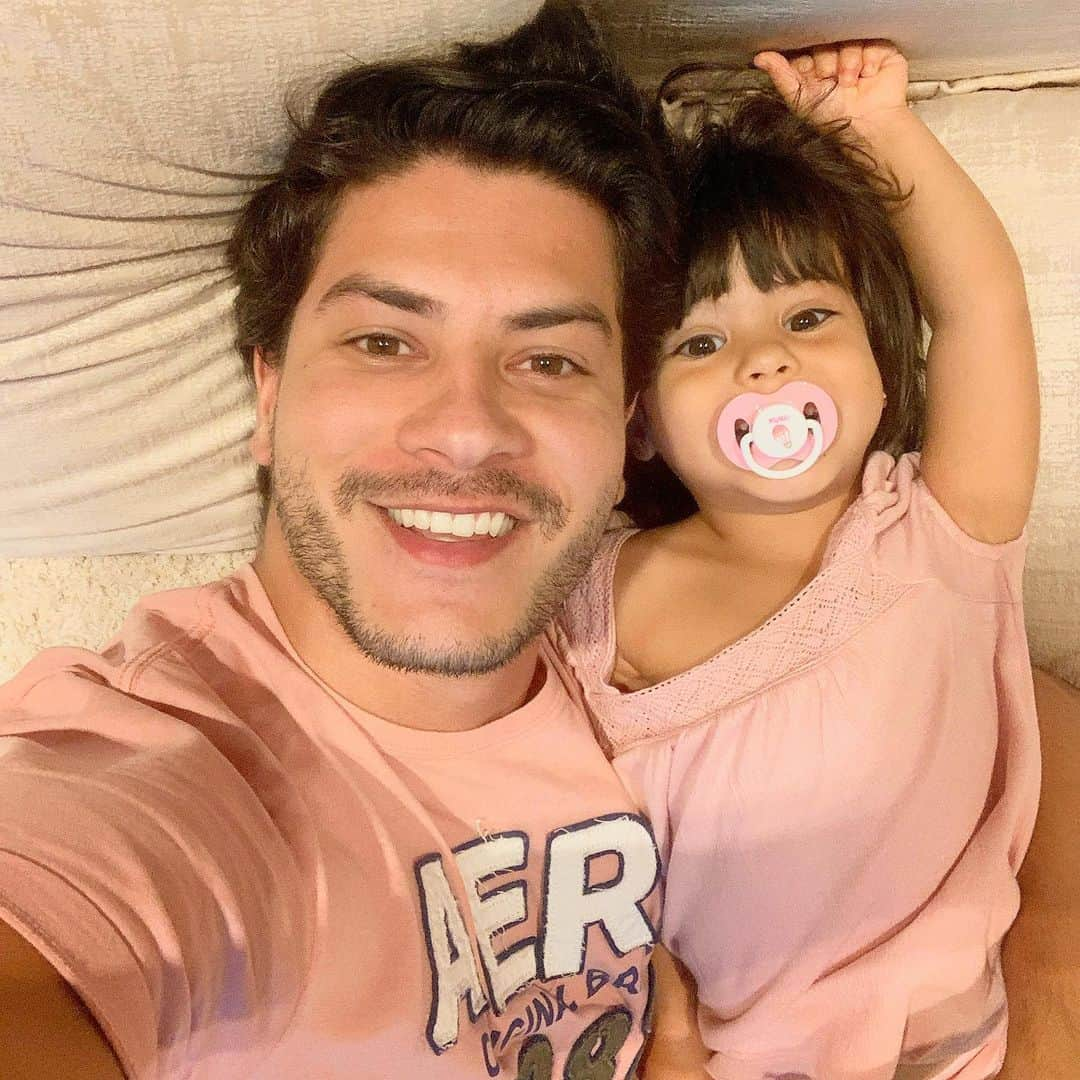 Arthur Aguiarのインスタグラム：「Ela sempre renova as minhas energias... O meu sabadão foi dedicado ao meu ser humaninho preferido, @sophiacardiaguiar ❤️  Papai tava morrendo de saudade!  E você, passou o dia de hoje com quem ou fazendo o que??  Marca aqui as pessoas que estiveram com você aproveitando o dia de hoje!!」