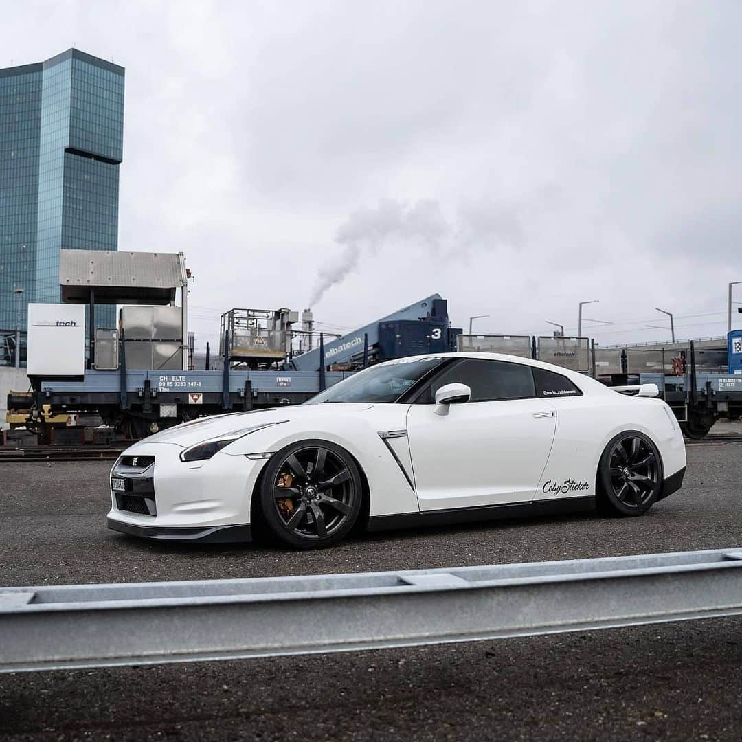 Kik:SoLeimanRTさんのインスタグラム写真 - (Kik:SoLeimanRTInstagram)「@srs_swissrichstreets  How dare you? #nissan #gtr35 @marko_radokanovic」1月24日 8時58分 - carinstagram