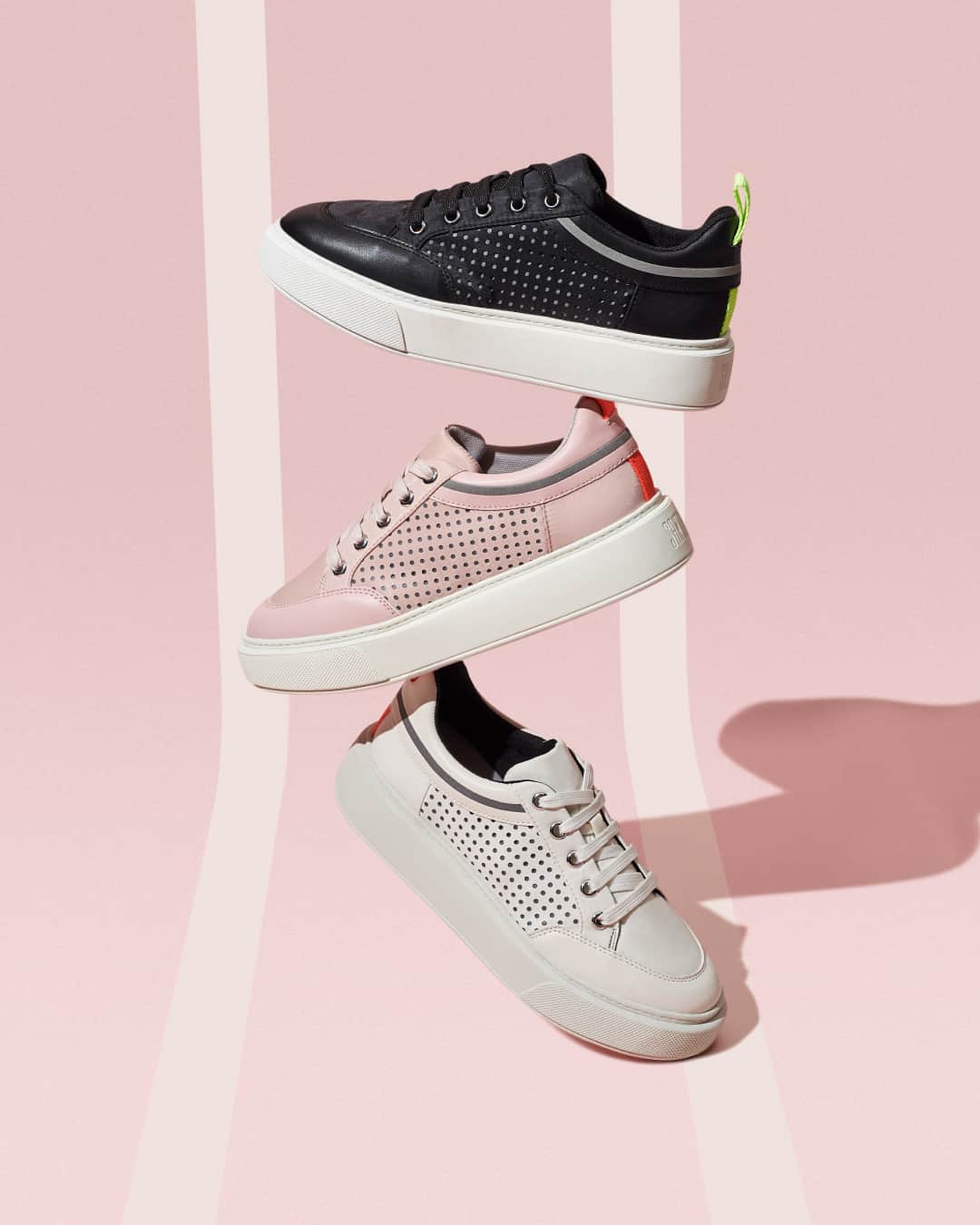 Santa Lollaのインスタグラム：「Esse modelo de tênis cano baixo é atualizado com perfurações laterais e detalhes em material refletivo, sendo a opção perfeita para looks casuais e despretenciosos. [ DE: R$199,90 POR: R$149,90 ] #santalollaverao21 #liquidaSL #lollasport #sneakers #comfy ⠀ *Liquidação não cumulativa com outros descontos, válida nas lojas físicas e online para produtos selecionados do Verão 2021. Os descontos podem variar de loja a loja, clique no link da bio e consulte na sua SL de preferência a participação nesta promoção e a disponibilidade de estoque.」