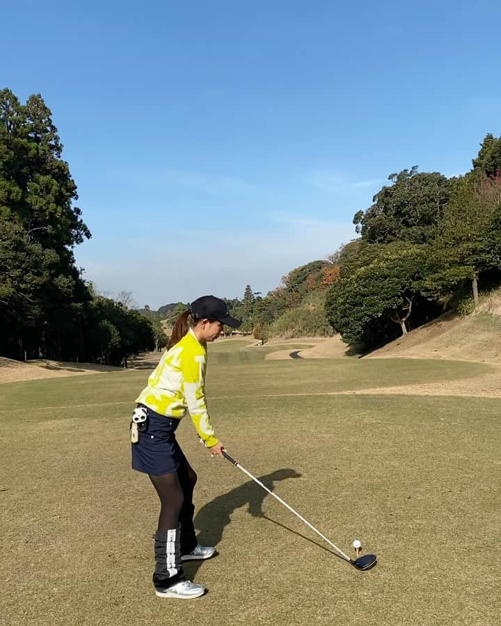 RIKAのインスタグラム：「. 最近家族としかゴルフに行けない🥲 早く落ち着いてお友達とゴルフがしたいな♡ . この日は寒かったけど調子はよかった👌 . ドライバーは特にアドレスを意識してるよ‼︎ あとは、、無😑 . . . #ゴルフ#golf#⛳️#ゴルフ女子#ゴルフ好き#ゴルフウエア#ゴルフコーデ#ゴルフスイング#골프 #골프웨어 #골프스윙 #여행 #해외여행 #골프스타그램 #골프중독 #와인 #소주 #좋은시간#ドライバー#無」