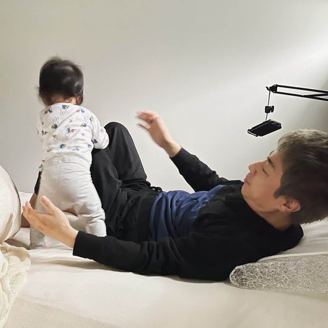 田村淳のインスタグラム：「次女が立った！ 次女がつかまり立ちしました^_^  生後7ヶ月 みなさんは生まれてどのくらいで立ったか知っていますか？  #パジャマはインする派  #つかまり立ち」