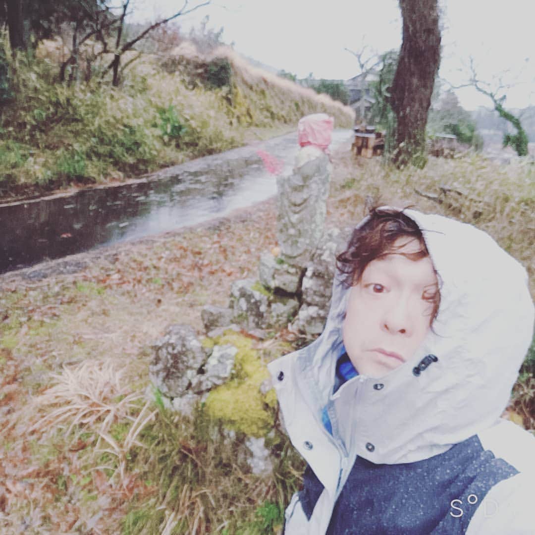 松本隆博のインスタグラム：「。 今日も歩いた。 だけどさ、、昨日、 Amazonプライムが オススメで観ろって言うから ｢鬼滅の刃｣の第1話を観てしまい、 今日、風は強いし枝が、、 ザワザワザワ～と音立てるから 恐くて何度も後ろ振り向き ながら歩いた(；＿；),, まーまー、いや、かなり怖い。 お陰で早歩きになって早く 帰ってきたさ(^-^)(^-^)(^-^)。。 鬼滅の刃二話以降！！… 観ない☆彡(^.^)  ～人生遊歩道～」