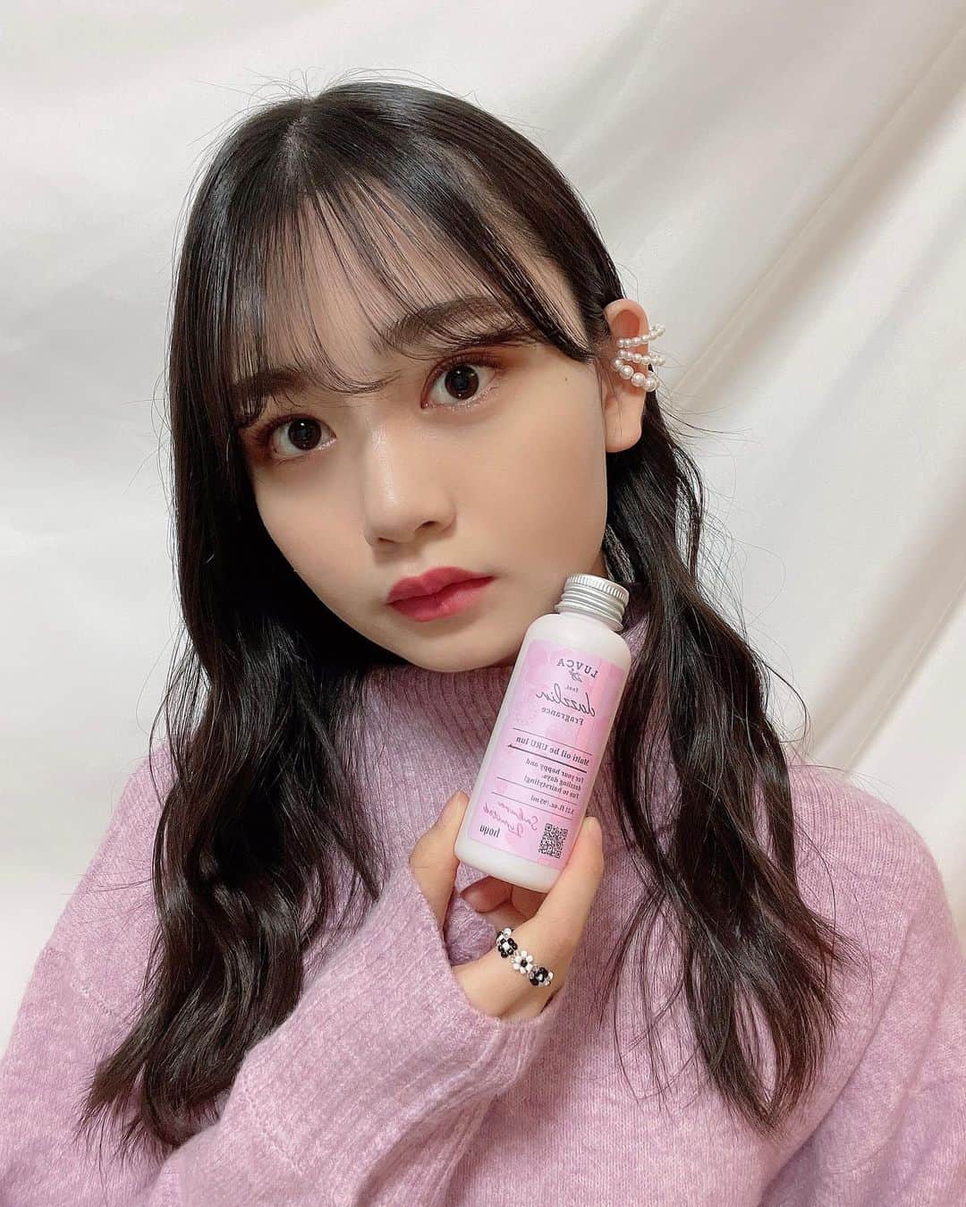 安村真奈のインスタグラム：「気づいたらロング♡﻿ 最近は巻き髪が好きなの〜！﻿ ﻿ 1枚目は濡れ感のあるヘアが好きで愛用しているヘアオイル！﻿ 艶がでてとってもお気に入りです☺︎﻿ 2枚目はミルクを使ってハーフアップしてみました！﻿ オイルもミルクも本当に良い香りすぎて~🤍﻿ しかも両方、全身に使える万能アイテム！﻿ ぜひチェックしてみてください！期間限定みたいです〜💎﻿ ﻿ LUVCA #スタイリング #スタイリング剤 #ボディミルク #ヘアオイル #濡れ髪 #hoyu #dazzlin﻿ #pr  #安村真奈」