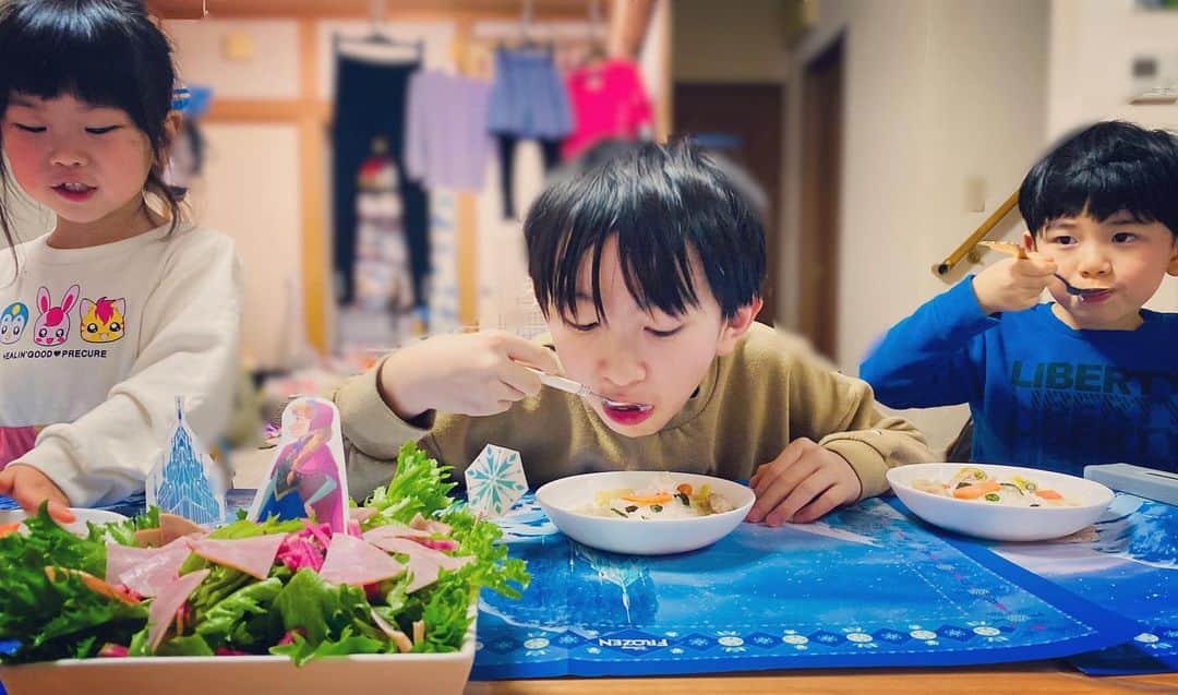 太陽チャンネルのインスタグラム：「. オラフのシチューと アナのドレスサラダを作りました✨ こどもたち大喜び♡ シチューにはしゃきしゃきレンコンが入ってるし サラダの赤い大根も 自分じゃ絶対買うことがなかった食材だから 新しい発見があってとてもよきでした🤔✨ レタスも新鮮ぱりぱり♡ 大人も子供も大満足の晩御飯になりました😍💕🤤  #oisix  #ミールキット #oisixキット  #pr #太陽チャンネル」