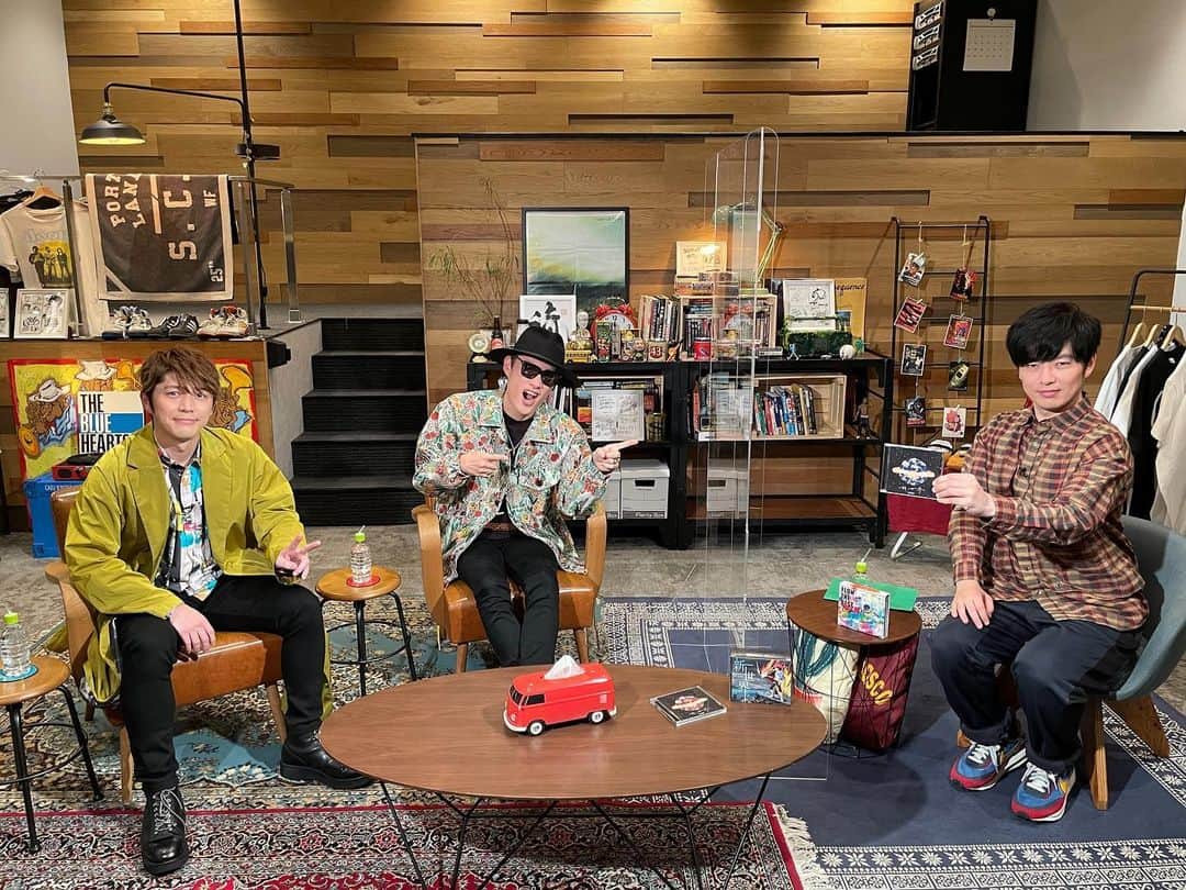 KOHSHIのインスタグラム：「昨日はTOKYO MXの69号室の住人にお邪魔しました。 MCの遠山さんといえば、以前 school of lockでお世話になっていて久々の再会で昔話に花が咲きました。  楽しい時間をありがとうございました♬  #flow#69号室の住人#新世界」