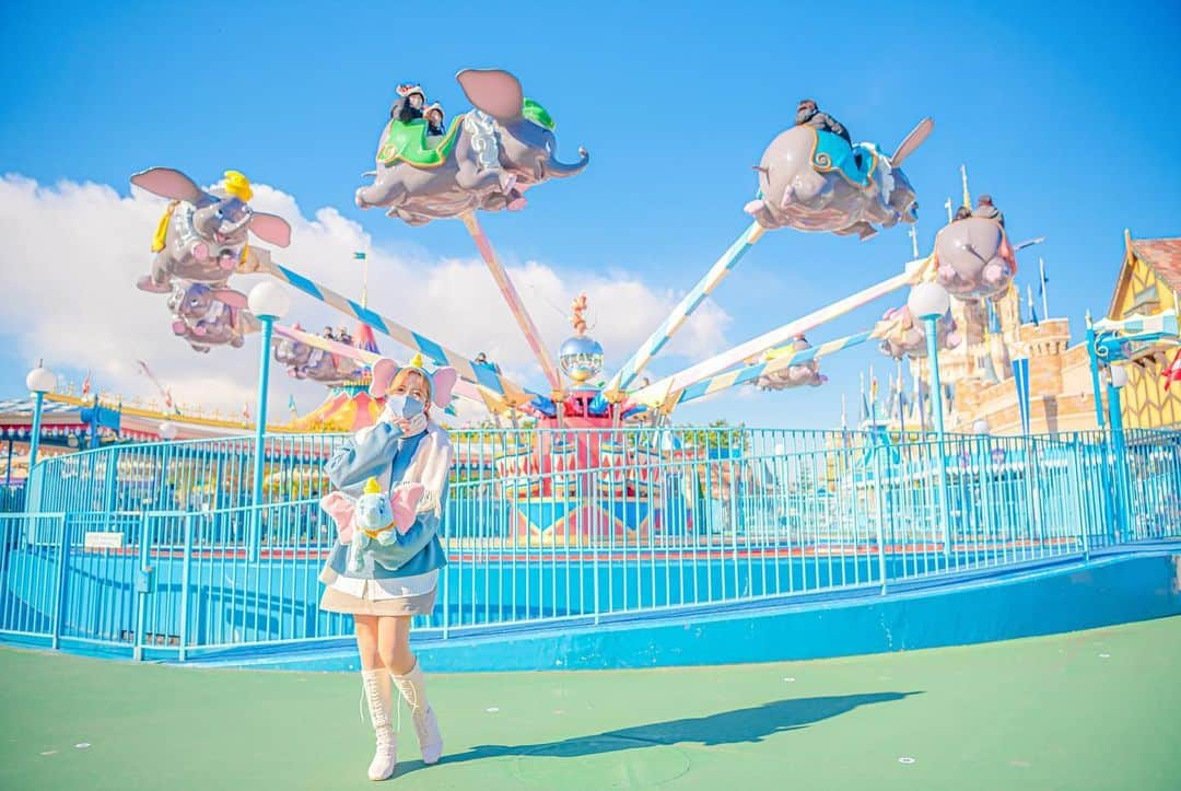 Kahoさんのインスタグラム写真 - (KahoInstagram)「. . . ダンボバウンドの日の写真で 載せてないのがあった🐘🎪  アトラクションと一緒に わたしの小さいダンボも 空を飛んでもらったの☺️✨  このへんから撮るのが ダンボ🐘もカルーセル🎠もお城🏰も入って ファンタジーランド感満載でおきにいり☺️  muffler @urban_research_doors  outer @grshimamura  knit @wego_official  skirt @rili.shopping  boots 海外通販 @tokyodisneyresort_official  #disney #disneyland #tokyodisneyresort #tdr #tdl #disneygram #instadisney#disneyparks #disneyfan #disneyphoto #Disneylove #tokyodisneyland #disneylandtokyo  #disneylover #tokyodisneyland#disneyphotography #japan_of_insta #disneylandtokyo #disneylandjapan #disneyootd #japan_daytime_view #disneybound #monun_cute #ウルトラライトダウン #東京ディズニーリゾート #東京ディズニーランド #ディズニー #ディズニー風景#ダンボバウンド #ダンボコーデ #ディズニーバウンド#ディズニーコーデ」1月24日 9時33分 - kah05disney