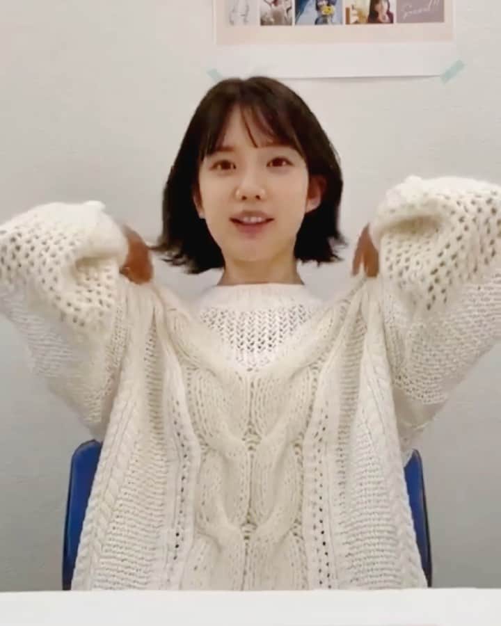 弘中綾香　ファンアカウントのインスタグラム：「・ 憧れの浜辺美波になれるといいね😁  ✩ ⋆ ✩ ⋆ ✩ ⋆ ✩ ⋆ ✩﻿ ⋆ ✩ ⋆ ✩﻿ 初エッセイ本 『弘中綾香の純度100%』  2月12日発売(弘中ちゃんの誕生日🎂)  価格  税込1980円 ✩ ⋆ ✩ ⋆ ✩ ⋆ ✩ ⋆ ✩﻿ ⋆ ✩ ⋆ ✩﻿  #弘中綾香 #弘中ちゃん #弘中アナ #女子アナ #アナウンサー #弘中綾香の純度100%」