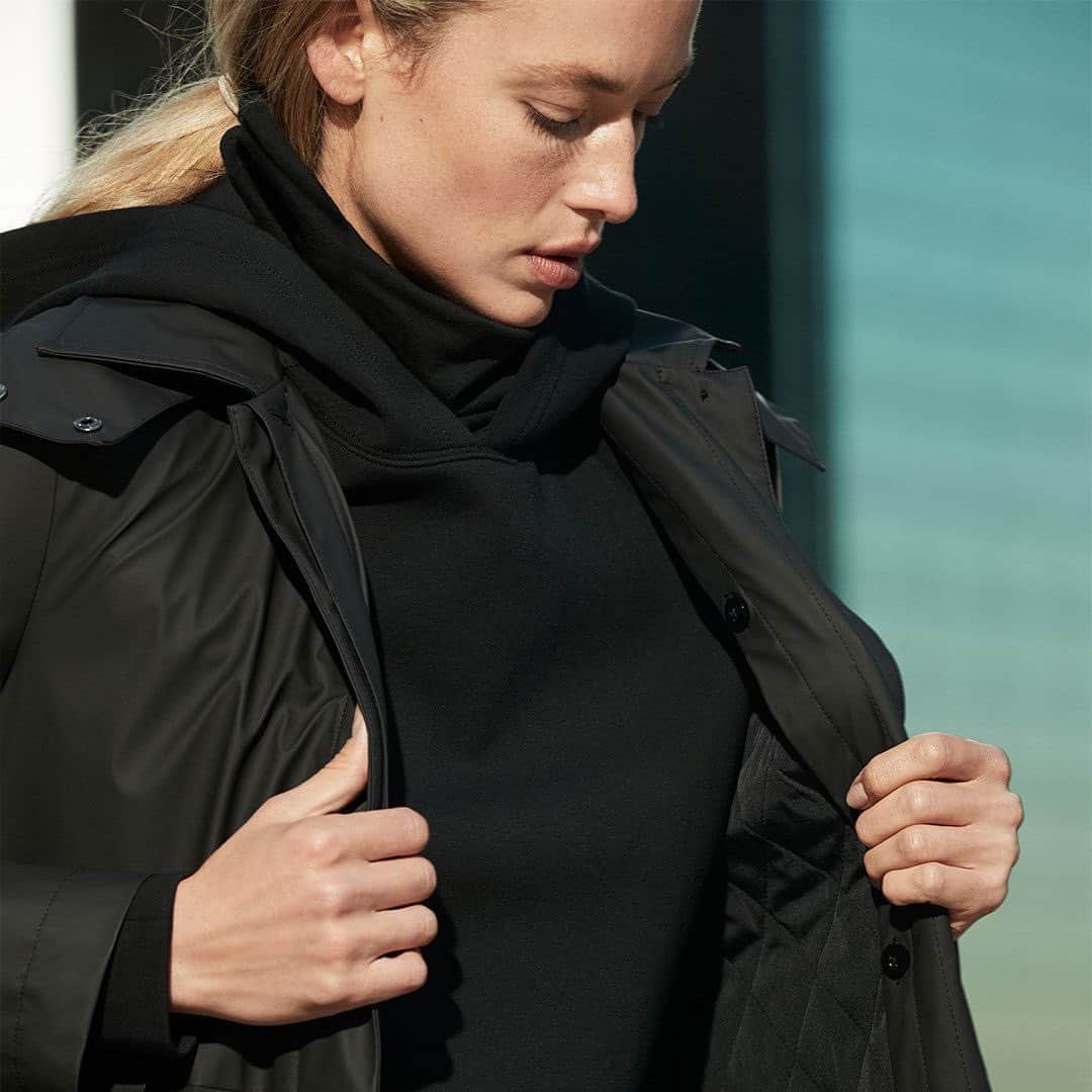 Banana Republic さんのインスタグラム写真 - (Banana Republic Instagram)「2 Truths and 1 Lie with our 2-in-1 Rain Coat: (1) It's built for everyday wear for all seasons (2) It's designed with a removable hood and quilted liner  (3) You'll only want one  Swipe to see it in motion and tap to discover more.」1月24日 9時42分 - bananarepublic