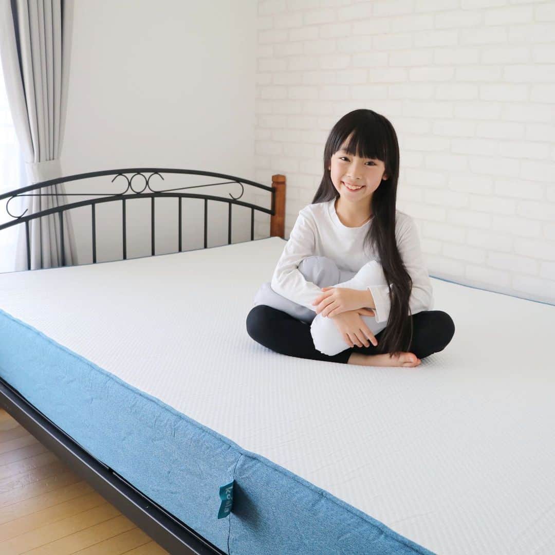 Akiのインスタグラム：「1/24 ・ 念願のコアラマットレスが 我が家にやってきた！🐨🌿 ・ ・ もうね これが良いのなんのって ・ 8歳の娘でさえ 👧🏻「すごい！なにこれ！モチモチする！！」 👧🏻「パパとママずるい！」← ・ と言うほど 寝心地がまじで楽園😌🛌 ・ ・ うちのパパは仕事上 帰宅が真夜中なんだけど👨🏻‍🦱 ・ 私が寝入ったタイミングで 振動で起こされる事が多々あり😌🤜 ・ ・ そんな問題も コアラマットレスの 刺激を吸収してくれる技術のおかげで 振動も寝返りも一切気にならなくなりました🥺✌️ ・ #夫婦円満 ・ ・ 圧縮梱包されているので ダブルのサイズでも 写真のようにとってもコンパクト📦 ・ 娘とのサイズ比較が写真3枚目▶︎▶︎▶︎ ・ ・ 人生の1/3を占める睡眠 今後の安眠ライフに期待大🐨🌿 ・ ・ ・ ーーーーーーーーーーーーーーーーー 　☑︎120日間のトライアル期間付き 　☑︎10年間保証 　☑︎東京・大阪では翌日配送 　　その他地域は2〜3日で配送可 ーーーーーーーーーーーーーーーーー ・ ・ ・ ・ ・ #コアラマットレス#ad#sponsored」