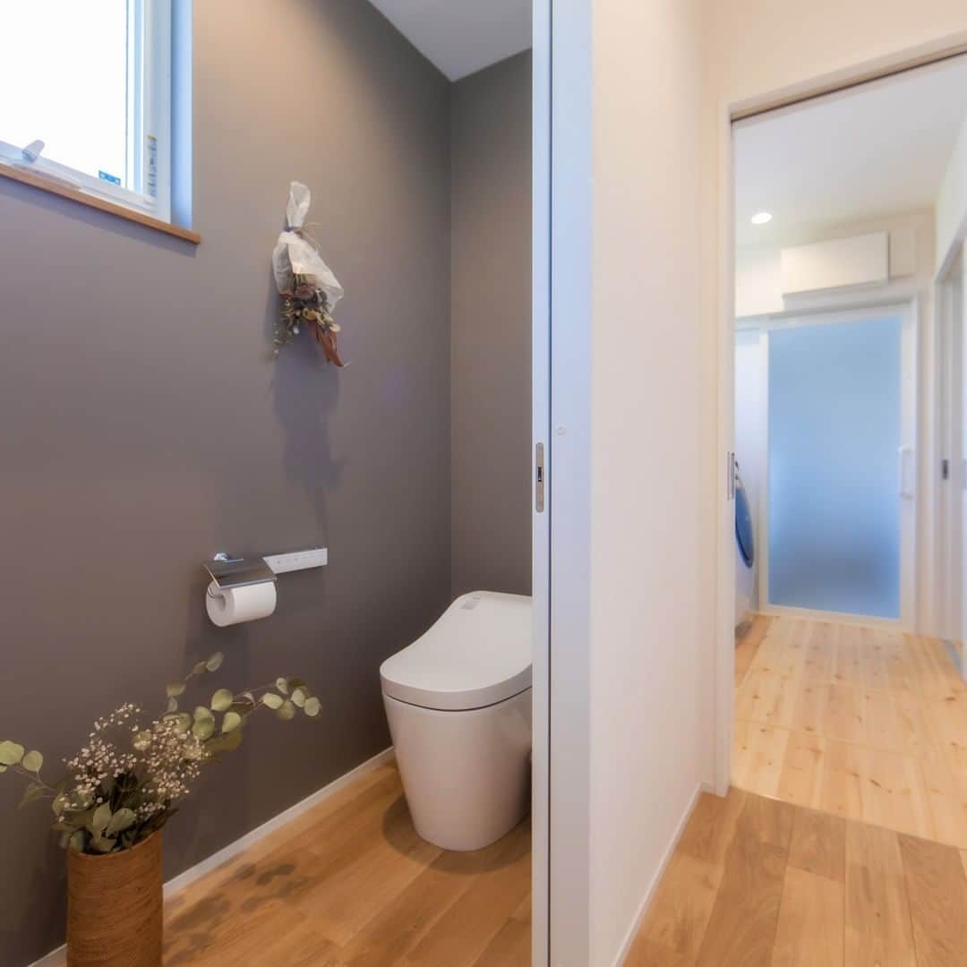 コラボハウス一級建築士事務所さんのインスタグラム写真 - (コラボハウス一級建築士事務所Instagram)「． トイレはグレーの壁紙で 落ち着いた雰囲気に。 シンプルに仕上げたことで ドライのスワッグが引き立ちます。 ． ドアは引き戸にすると 空間を有効に使えます。 また、誤って開けられてしまったときに 丸見えにならないのも魅力。 . こちらのお家は 「くじらが住む石壁の平屋」として ホームページの施工例でご紹介しています。 @collabo_house　のURLよりご覧下さい。 #トイレ #タンクレストイレ #グレー #平屋 #引き戸 #無垢床 #家事動線 #スワッグ #子どもと暮らす #自分らしい暮らし #マイホーム #デザイナーズ住宅 #注文住宅新築 #設計士と直接話せる #設計士とつくる家 #コラボハウス #インテリア #愛媛 #香川 #新築 #注文住宅」1月24日 10時00分 - collabo_house