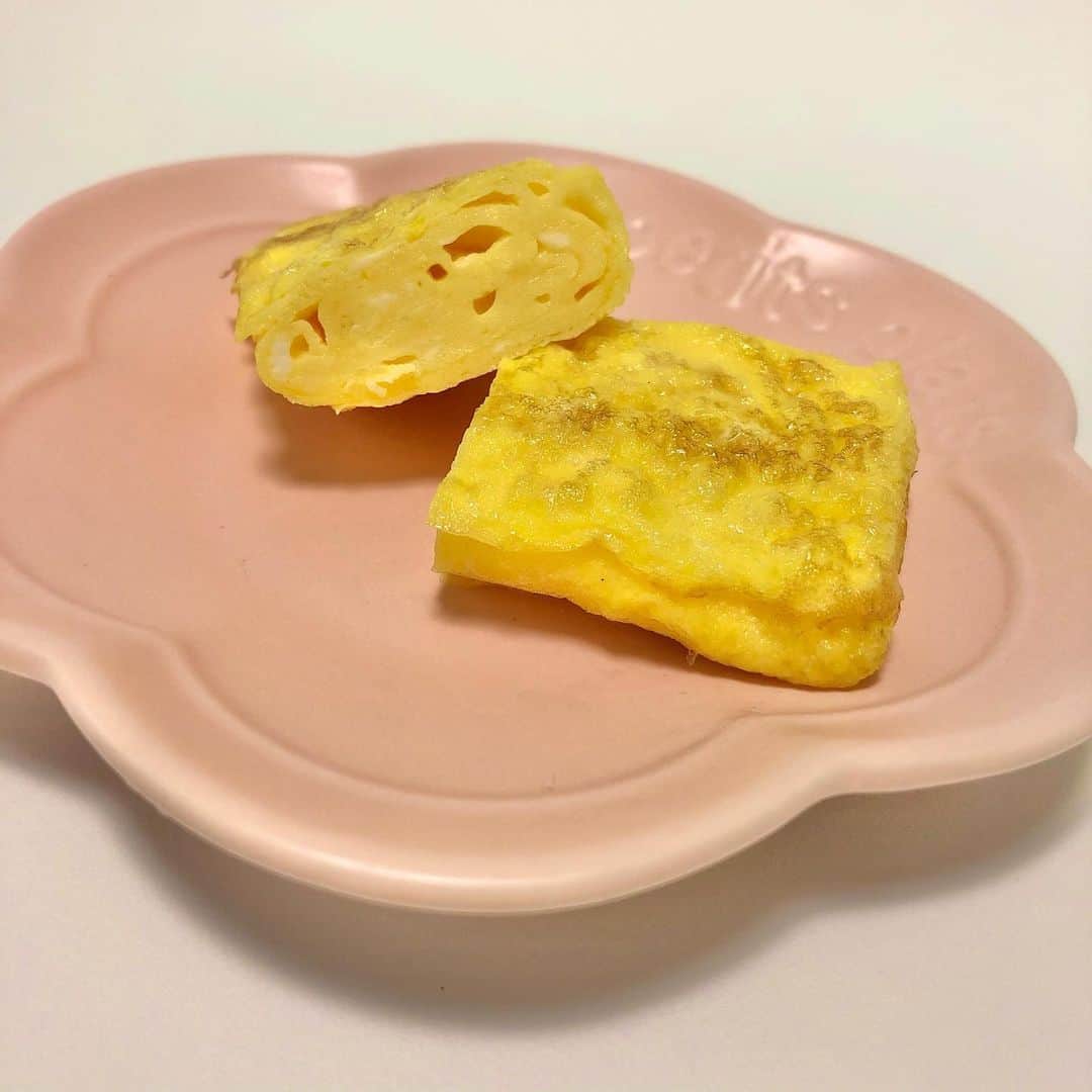 長谷川里桃さんのインスタグラム写真 - (長谷川里桃Instagram)「▫︎▫︎▫︎ . . . 上手になりたくて ちまちま練習🍳 . 巻きすとかで整えたらよかったなあ . . 1個分って難しいね💭 でもお弁当に入れやすいね🍱 . . . あなたの好きな卵料理はなんですか( '༥' )ŧ‹”ŧ‹” . . . . . #卵焼き #おかず #お弁当 #卵料理」1月24日 10時02分 - rimo_official