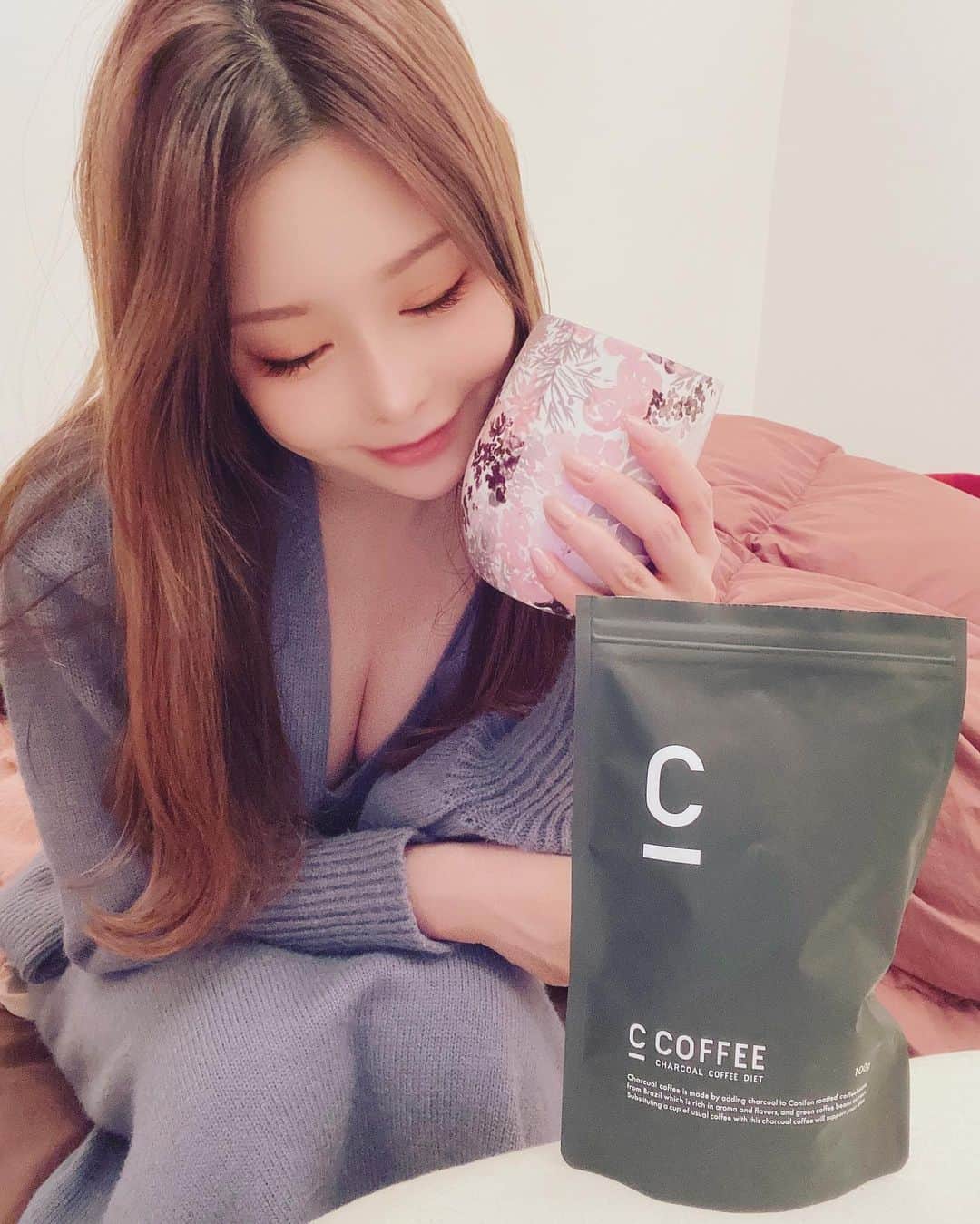 利咲のインスタグラム：「試してみたかった @c_coffee_official ☕️ 炭のパウダーが入っているチャコールコーヒーなので 色が真っ黒！なの🖤 2020年のダイエットコーヒー、 ダイエットサプリランキングで1位を獲得🥇 話題になってるのをよく見かけます。  炭の高い吸着力で不要なものをデトックスしてくれる。 私がイチオシの #MCTオイル も入ってるし  #ビタミンD #マッコリ由来乳酸菌 #クロロゲン酸 も配合✨ とても飲みやすいのでコーヒー好きも苦手な方もいけます👍 最近は普通のコーヒーよりも良い成分が含まれてるサプリ効果があるのしか飲まなくなった☺️  #チャコールコーヒー #ダイエットコーヒー #コーヒーのある暮らし #炭 #チャコールクレンズ #ダイエット #シーコーヒー #cコーヒー #c_coffee #ダイエットサプリ #水溶性食物繊維 #coffee #デトックス #charcoal #charcoalcoffee」