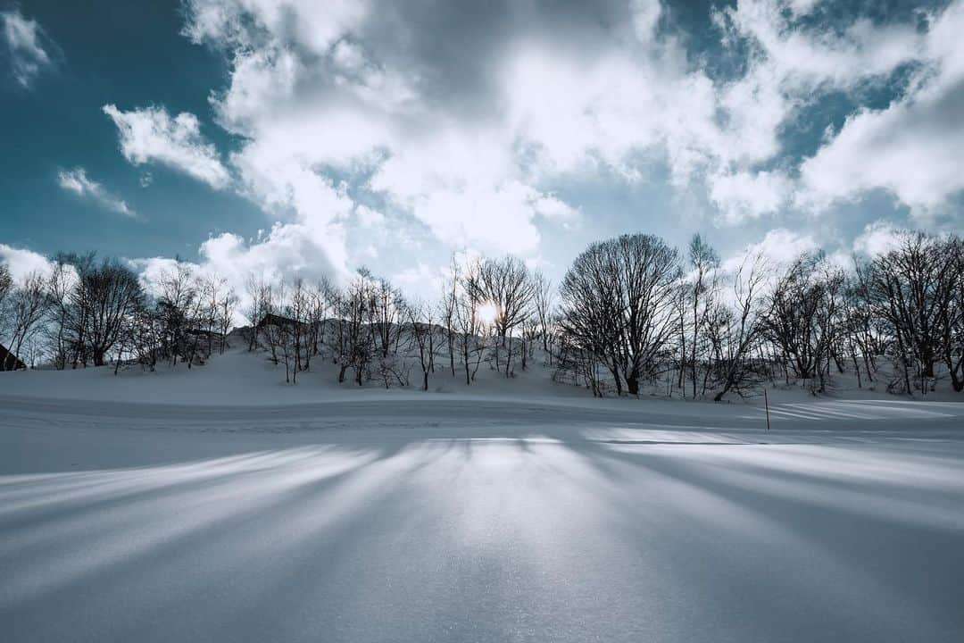 田村幸士さんのインスタグラム写真 - (田村幸士Instagram)「. 「スキーにいかない？」じゃなくて「雪国に遊びにいかない？」と誘っています。 そうすると殆どの人が興味を持ってくれる。 . 寒いからこそ暖炉や囲炉裏など暖かい場所があり、雪景色は最高だし、温泉は至極だし、お酒を飲んで顔が火照って外に出ると冷たい風が気持ち良くて、そのまま新雪に寝転んだら満天の星空。 そして翌日、天気が良くて気持ちが乗ったら軽く滑ってみればいい。 . まずは来てもらうこと。それからは雪国を全力で楽しんでいるところを見れせば良いだけ。全員が雪国親善大使！ . . . . —— ✂︎ —————— @sonyalpha  @enjoyminakami  #lifeofadventure #folkcreative #nature_focus_on #yourshotphotographer #earthoutdoors #earthfocus #moodygrams #gearednomad #visualoflife #hubsplanet #snowscape #snowwhite #snowlife #snowporn #japow #skijapan #explorejpn #wu_japan #japanko_official #lovers_nippon #nihonshooters #aestheticsjapan #japan_vacations #japanfeatured #minakami #sonyalpha #sonyalpha7c #みなかみ #雪景色 #雪山」1月24日 10時05分 - kojimg