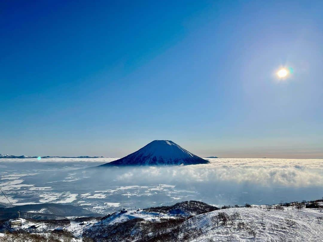 吉田拓巳のインスタグラム：「雪微妙そうだね〜と登ったら大絶景が広がっていた🙏 それにしても新しいiPhoneの画質が良過ぎる...笑 w/ @ayumu76 @chimomat」