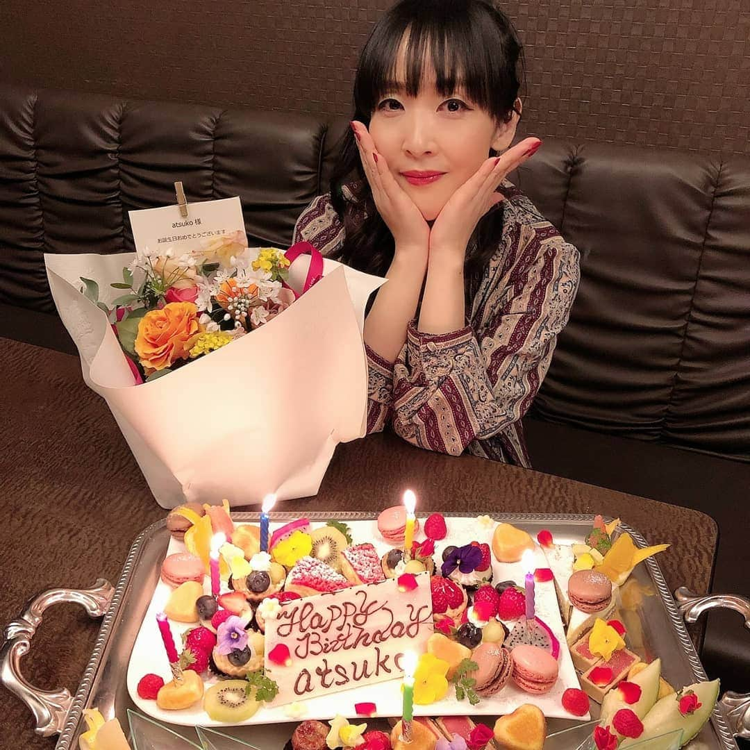 atsukoさんのインスタグラム写真 - (atsukoInstagram)「お誕生日、オンラインディナーショーや、お花にケーキ！  ありがとうございました。」1月24日 10時12分 - angela_atsuko