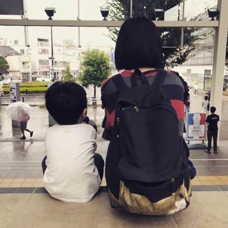 のインスタグラム：「秋の日の思い出。今日みたいに雨が降っていたよ。 　 それにしてもリュックのポケットあいてますよつじさん。  #雨 #リュック」