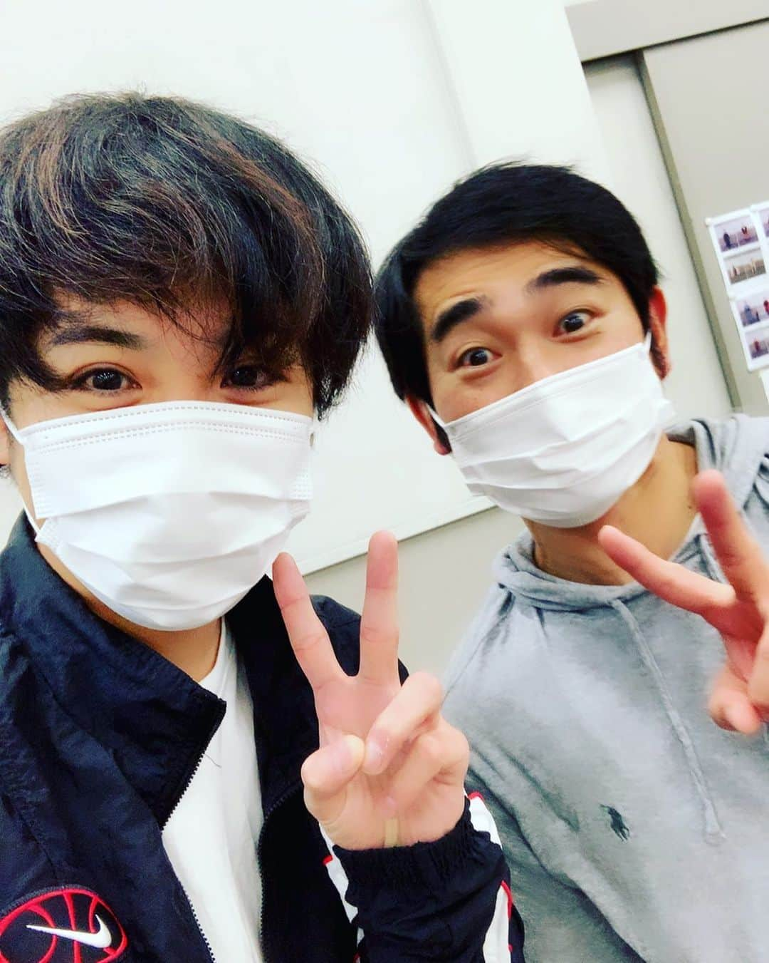 平田裕一郎さんのインスタグラム写真 - (平田裕一郎Instagram)「よみがえる明治座東京喜劇 こちとらお奥様だぜぃ！  いよいよ最終稽古日。  スタッフさん、キャストの皆さん劇場入り前のPCR検査、全員陰性でした。  いよいよ明日から劇場入り。  劇場入りしてからも 予防対策徹底して頑張ります。  ハマカーンの浜谷さんと。 浜谷さんとはどんな関係性なのかお楽しみ😁  浜谷さんめちゃくちゃ優しくて面白い！ いつも優しくしてくれてありがとうございます😊  #明治座  #ハマカーン  #浜谷健司 さん #こちとらお奥様だぜぃ」1月24日 10時22分 - yuichiro_hirata