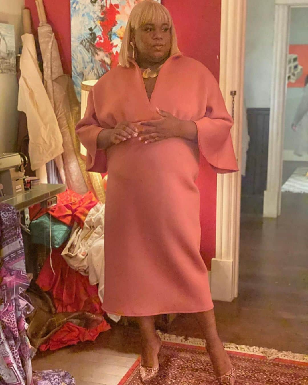アレックス・ニューウェルのインスタグラム：「It got cut form the episode but here goes your RICHEST AUNTIE!!!! #zoeysplaylist」