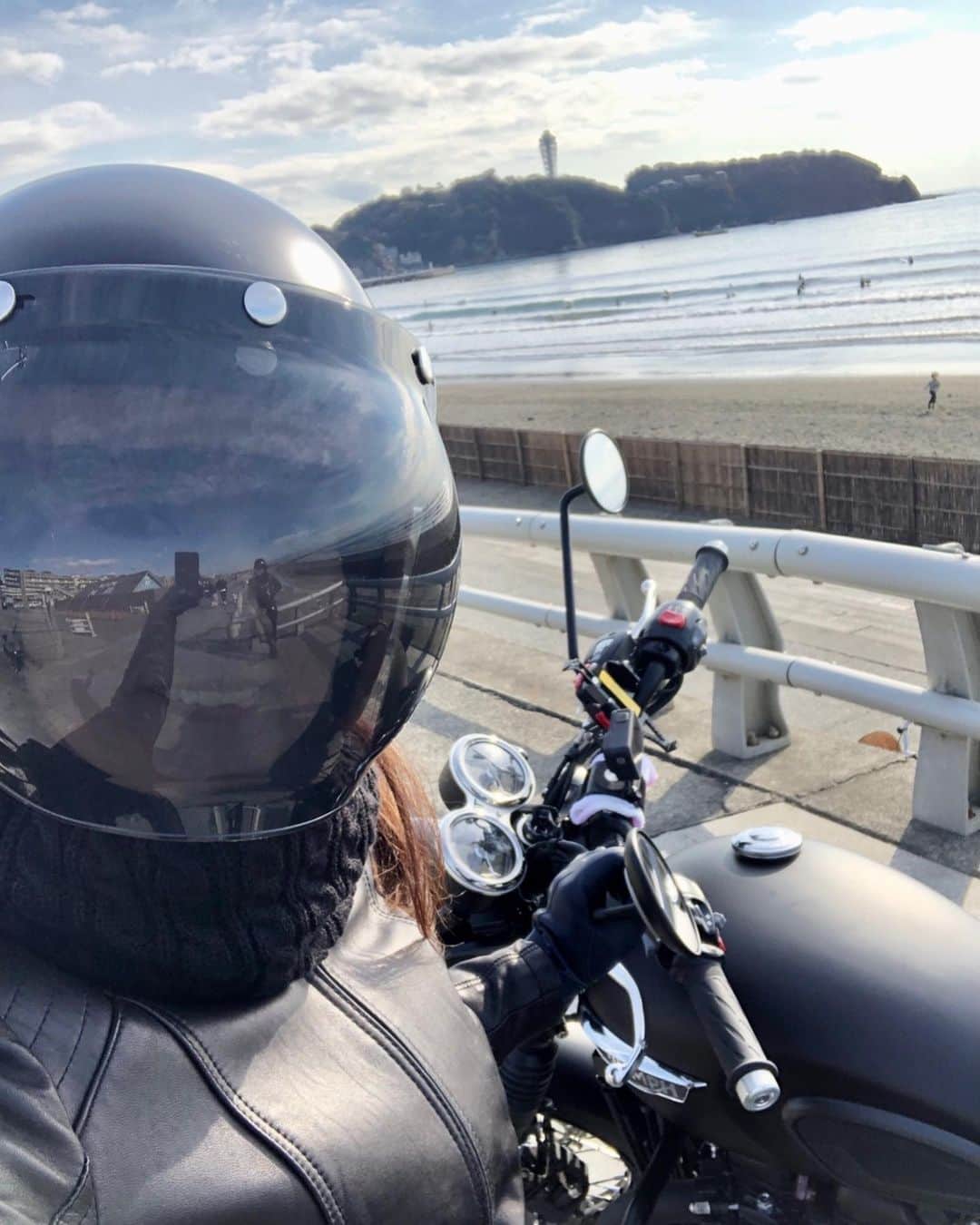のインスタグラム：「おはよう☔️あたしだよ❗️ 雨なので…イメトレ✨🏍 旦那様のハーレー、いい音してるね〜（スライドしてね） いつも、信号で追いつく🤣🤣🤣 #過去pic  #gopro  #トライアンフ東京ベイ  #トライアンフボンネビルt120  #triumph  #初心者  #トライアンフ #大型バイク女子 #バイカー #バイク  #バイク女子 #バイク女子フォト  #バイク女子部  #女性ライダーと繋がりたい  #バイク好きな人と繋がりたい  #ママモデル #bike #ladysbike  #アラフィフ  #女子ライダー」
