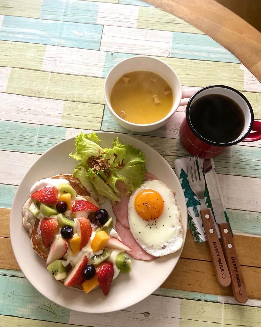 lalapinkさんのインスタグラム写真 - (lalapinkInstagram)「朝食🥞  今日は @hawaii.alohamyhome さんのインスタライブを見ながら朝食を食べました🌴  シェラトンワイキキ前からの海、ダイヤモンドヘッドを見せていただき、ハワイを感じながらの朝食🍽 早くハワイに行きたい。そして、アロハマイホームに泊まりたい💕  ⭐︎タロイモパンケーキ ⭐︎カボチャスープ ⭐︎ハムエッグ ⭐︎サラダ ⭐︎コーヒー  #朝食 #朝ごはん #朝ご飯 #朝ごはんプレート #ワンプレート #ワンプレートごはん #ワンプレート朝ごはん #パンケーキ #タロイモパンケーキ #taropancakes #taropancakemix #パンケーキミックス #pancakemix #ハワイ #hawaii #アロハ #aloha #アロハマイホーム #alohamyhome #ハワイ旅行 #ハワイ旅 #おうちごはん #おうちご飯 #おうち時間」1月24日 10時33分 - lalapink