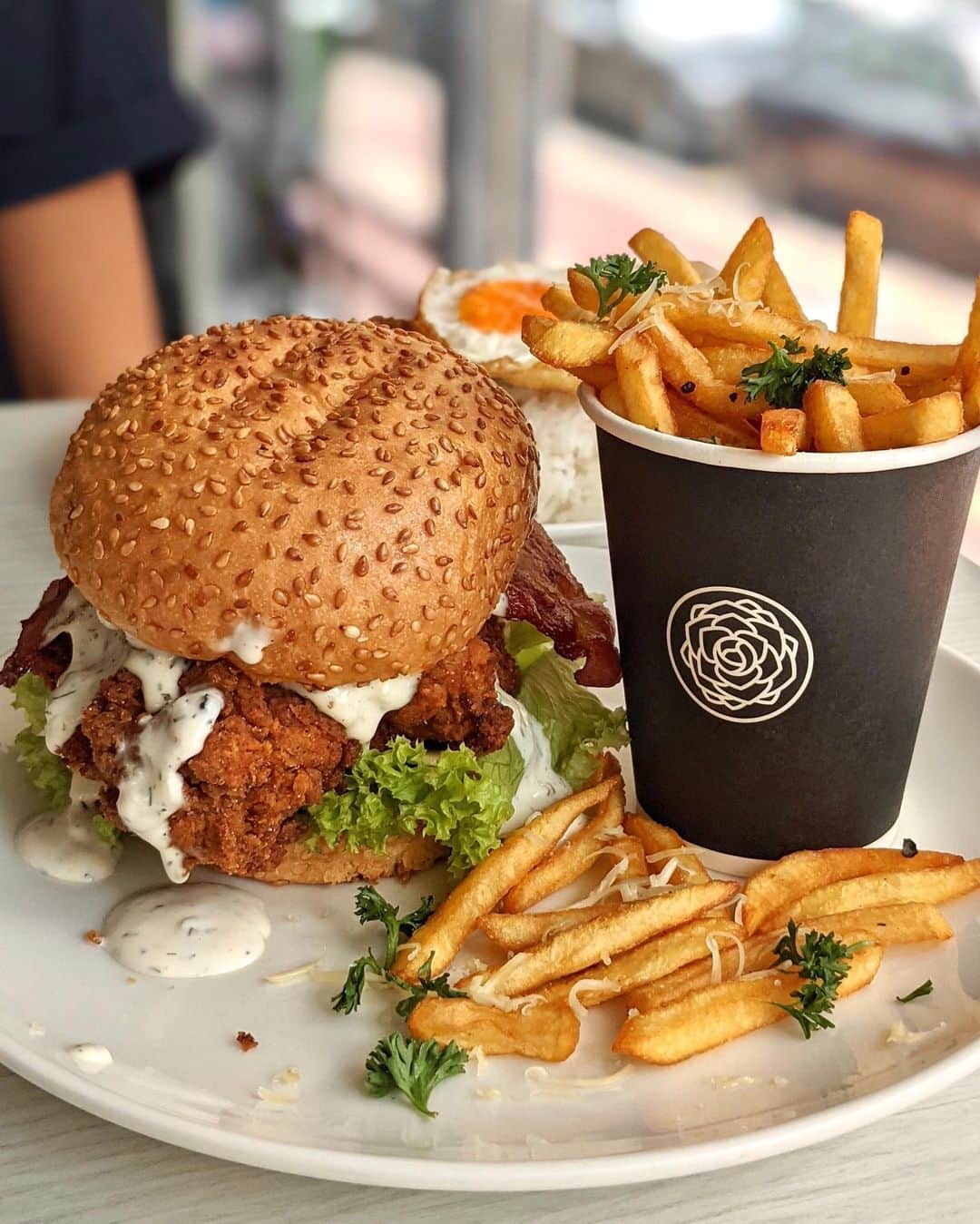 Li Tian の雑貨屋さんのインスタグラム写真 - (Li Tian の雑貨屋Instagram)「Weekend brunch spells comfort when u have a table of deep fried food starting with this 20HK deep fried chicken breast burger with bacon and buttermilk ranch sauce. The Smash Fried Chicken with a Sunny Side Up egg at level 4 spiciness came in a mountainous mesh of mainly fried chicken skin and shredded chicken breast meat cloaked in fiery red sambal. It offered a good spicy kick without leaving u in sweat. Would be great if it was paired with coconut rice instead of white rice.   Prices are reasonable and it’s a good lunch spot for weekday office workers nearby. Good to know that it closes on Sunday.   • • • #sgeats #singapore #local #best #delicious #food #igsg #sgig #exploresingapore #eat #sgfoodies #gourmet #yummy #yum #sgfood #foodsg #burpple #beautifulcuisines #bonappetit #instagood  #eatlocal # #delicious #sgcafe #burgers #friedchicken #weekend #brunch」1月24日 10時34分 - dairyandcream
