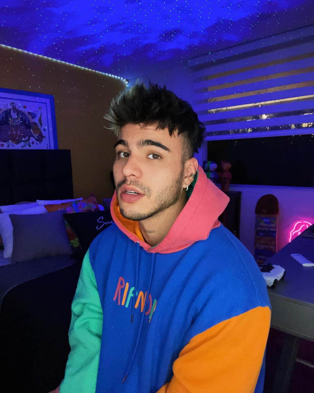 Sebastián Villalobosのインスタグラム：「mi habitación es mi templo」