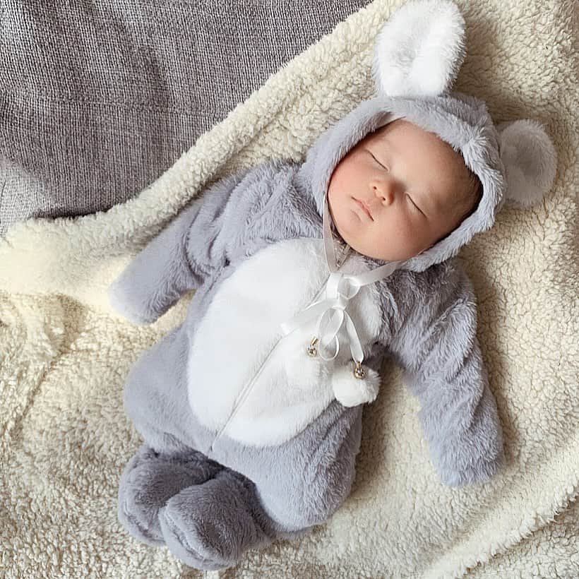 ayacasuのインスタグラム：「* * * @fashionable_baby_shop_ さまの お洋服着用させて頂きました🌛☁️ * うさぎロンパース🐰/ gray price ¥2500 もこもこふわふわさんで 着替えるとすぐ寝ちゃった👶🏻🌟 かわいすぎるムチムチ🐰捕獲〜🤩笑 * スヌーピーパンツ👖 / white price ¥1200 つま先にスヌーピーとチャーリー🎵 裏地もモコモコあったか素材で嬉しい😘⛄️ * 悠陽は両方60着てます👶🏻❤️ * * * #男の子ベビー #男の子baby #男の子コーデ #むすこーで #息子コーデ #むすこふく #男の子ファッション #babyboy #boysfashion #10月生まれベビー #令和2年ベビー #赤ちゃんのいる生活 #赤ちゃんのいる暮らし #親バカ部 #寝顔 #こどもふく #コドモノ #ママリ #たまひよ #ままのて #子育てぐらむ #べびすたぐらむ #あやかすベビー #男の子ママ #新米ママ #スヌーピー #スヌーピーコーデ」