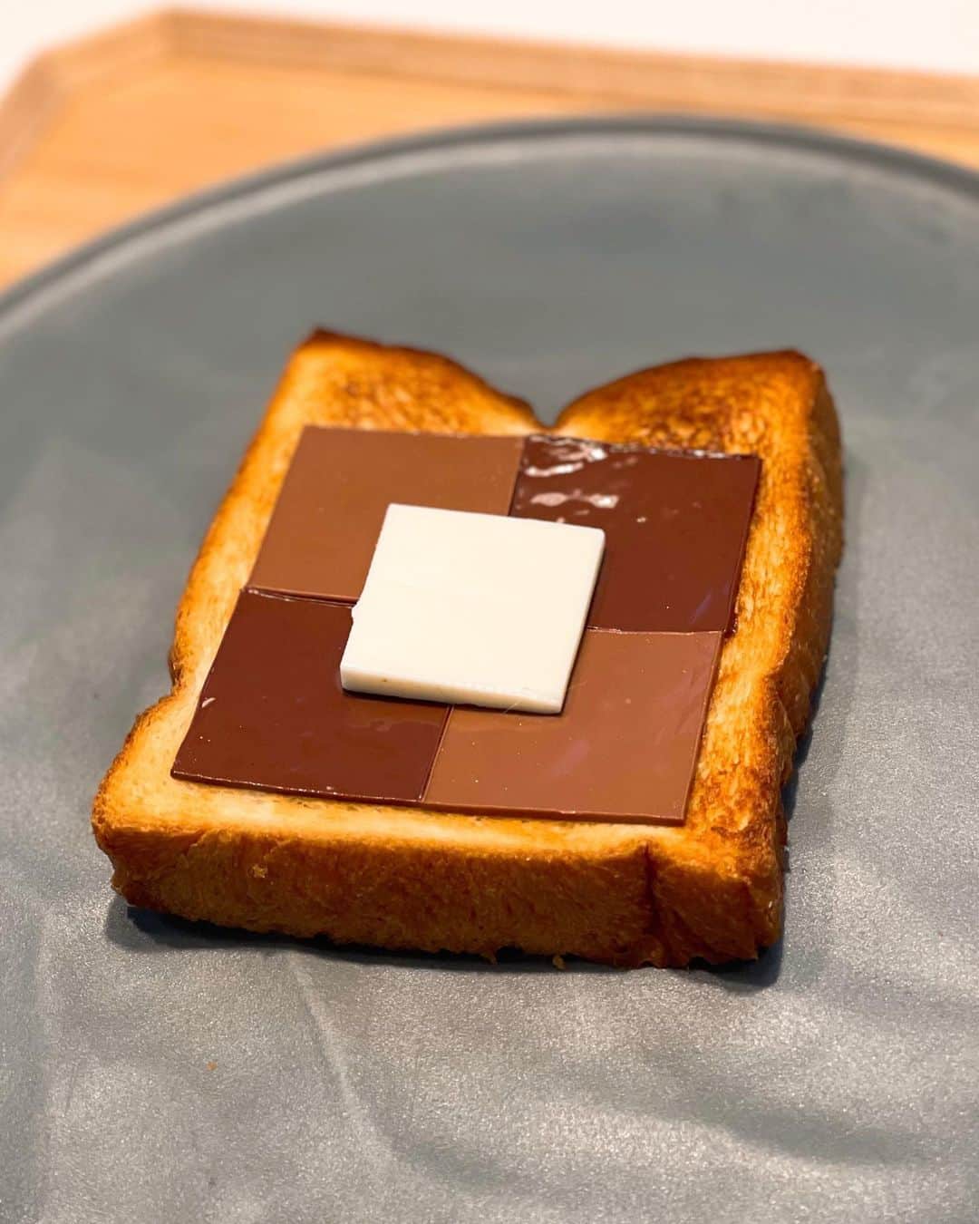 のインスタグラム：「ダミエミルク&ビターチョコバタートースト最高♡  #具義パン2021 #具義スイーツ #グギメシ」
