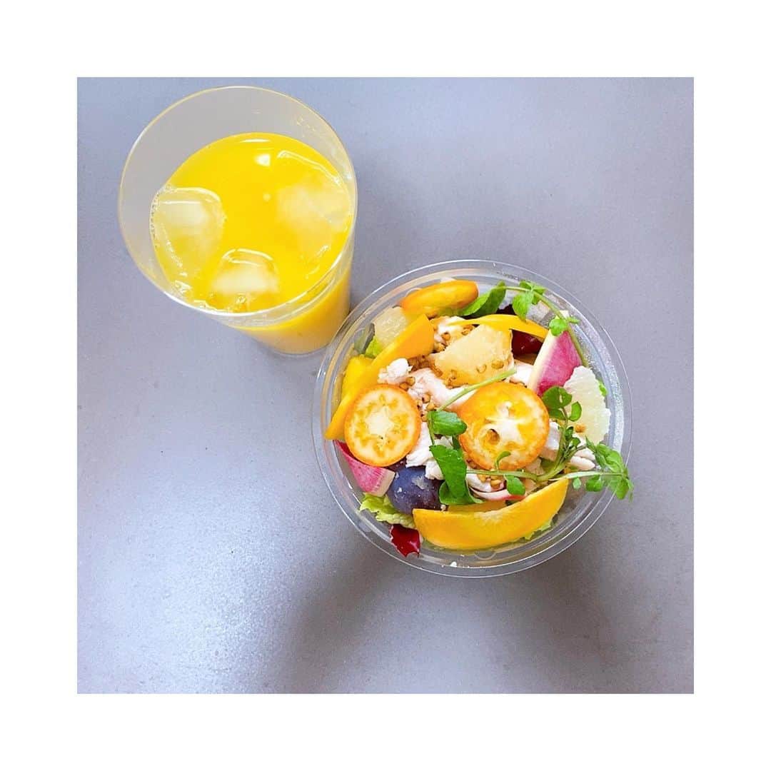 のインスタグラム：「♪  🍊🌱💕  #salad」