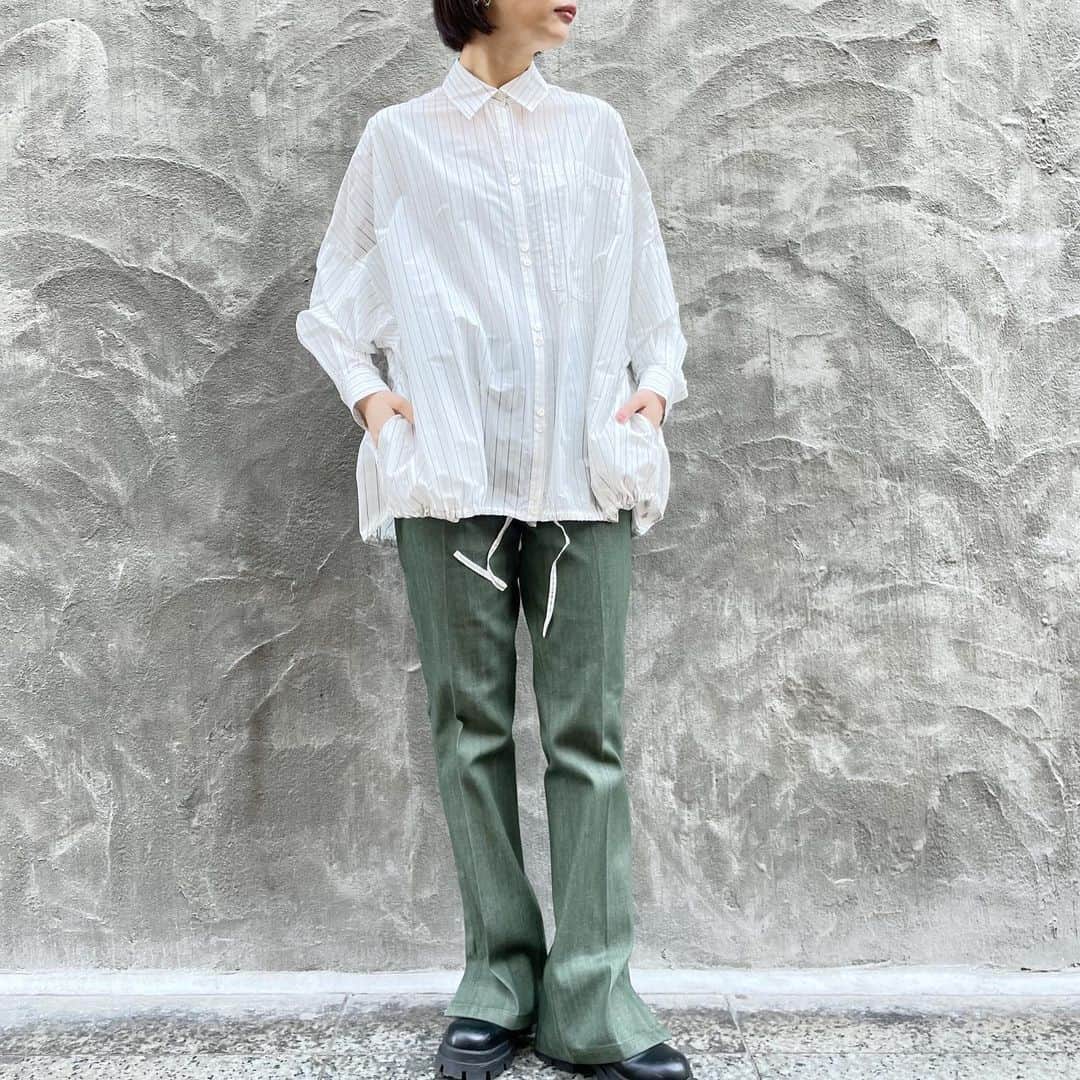 MIDWEST TOKYO WOMENさんのインスタグラム写真 - (MIDWEST TOKYO WOMENInstagram)「@rito_official_77  . SEE THROUGH NYLON SHIRT ¥36,300 (ホワイト、サイズ36着用) . とても軽く柔らかいナイロン素材のシャツ。裾のドローイングでシルエットを変えて来て頂けます。ポケットが付いているのも嬉しいポイント。 . PT: @togaarchives  DENIM PANTS ¥29,700 (カーキブラウン、サイズ36着用) . #rito #rito_official_77 #togapulla #toga #togaarchives #トーガ #トーガプルラ #リト #デニム #デニムパンツ #シャツコーデ #シャツ #midwest_official」1月24日 10時39分 - midwest_tw