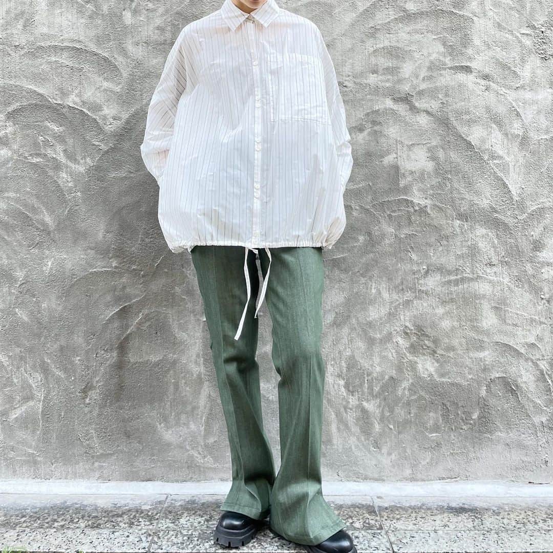 MIDWEST TOKYO WOMENさんのインスタグラム写真 - (MIDWEST TOKYO WOMENInstagram)「@rito_official_77  . SEE THROUGH NYLON SHIRT ¥36,300 (ホワイト、サイズ36着用) . とても軽く柔らかいナイロン素材のシャツ。裾のドローイングでシルエットを変えて来て頂けます。ポケットが付いているのも嬉しいポイント。 . PT: @togaarchives  DENIM PANTS ¥29,700 (カーキブラウン、サイズ36着用) . #rito #rito_official_77 #togapulla #toga #togaarchives #トーガ #トーガプルラ #リト #デニム #デニムパンツ #シャツコーデ #シャツ #midwest_official」1月24日 10時39分 - midwest_tw