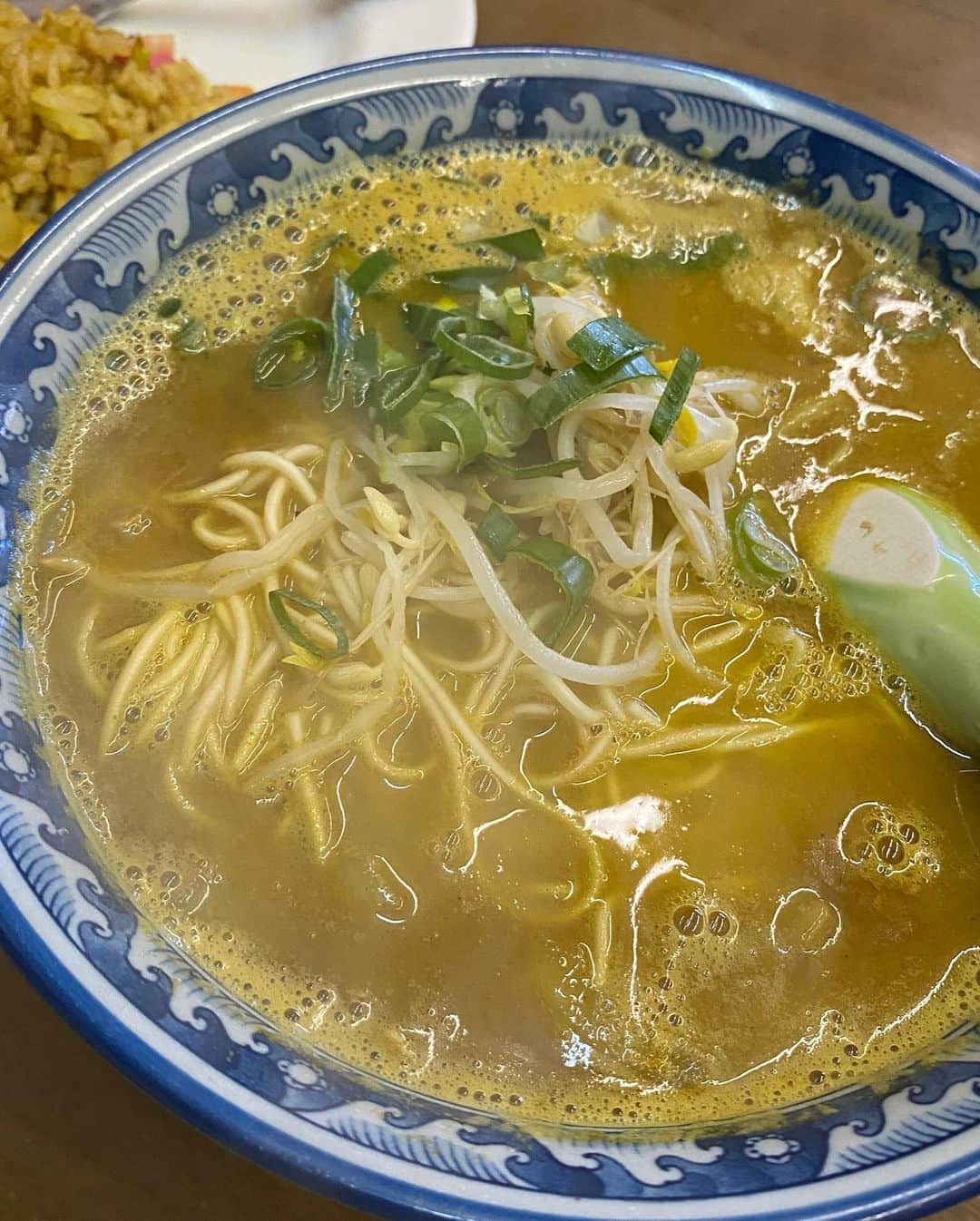 黒田りささんのインスタグラム写真 - (黒田りさInstagram)「🍛＆🍜 . 今朝のラジオでお話しした 田川にあるカレーラーメン発祥のお店 宝来軒さん🍜 . お仕事終わりにご飯食べて帰ろうとなって ふらっと立ち寄ったお店なんだけど、、 とってもよい老舗の名店だったのでご紹介♡ . 創業35年になるという老舗！ お店構えも風格があっていい感じ。 . おそらくお父さんお母さん 息子さんのご家族でなさっていて とってもアットホームな雰囲気でした♪ . 初めてだったのに、常連さんが話しかけてくれたり お父さんが冗談言ってみんなで突っ込んだりと… 実家に帰ってきたみたいな安心感でした🥺🌳 . そしてね、おすすめはカレーと言うことでメニューを見ると、 カレーチャーハンにカレーちゃんぽんに カレーラーメンの文字が…！ ありそうでなかった！初めて見たぞ…👀 お店の方曰く、ここがカレーラーメン発祥だそう✨ . どれも美味しそうだったのだけど、 やっぱりここはカレーだな！と カレーチャーハンと、カレーラーメンを注文しました😆♡ . チャーハンは、玉ねぎしゃきっしゃき！ カレーもしっかりスパイス効いていて美味しい…！ お腹いっぱいになるかなと思って大盛りを分け合ったんだけど、 全然一人前食べられたな、と後悔するほど美味しかった！🤤 . そして、メインのカレーラーメン！！ とんこつベースだというスープは、 細麺に連れられてくるのが当たり前みたいに さらっと意外とあっさり😳🌟 . お父さんが、お洋服に飛ばさんようにせなたい！ って言ってくれたけど、その後すぐに あ、でも同じ色やけん大丈夫かって訂正したのが可愛かった😮💞 . もう、お洋服選びをした時から ここにくるべくして来たんだなあと思いました✨ . また皆さんに会いたいなあ〜💞 とてもあったかいお店でしたっ☺️ . 福岡市内から車で1時間くらいだよ🚗💫 . . ------------------------- 宝来軒 . 福岡県田川市新町20-21 . ------------------------- . . #宝来軒#田川市#田川グルメ#福岡グルメ#ラーメン#カレーラーメン#麺スタグラム#ラーメン#とんこつラーメン#カレー#くろりさもぐもぐシリーズ」1月24日 10時50分 - kurorisa_14