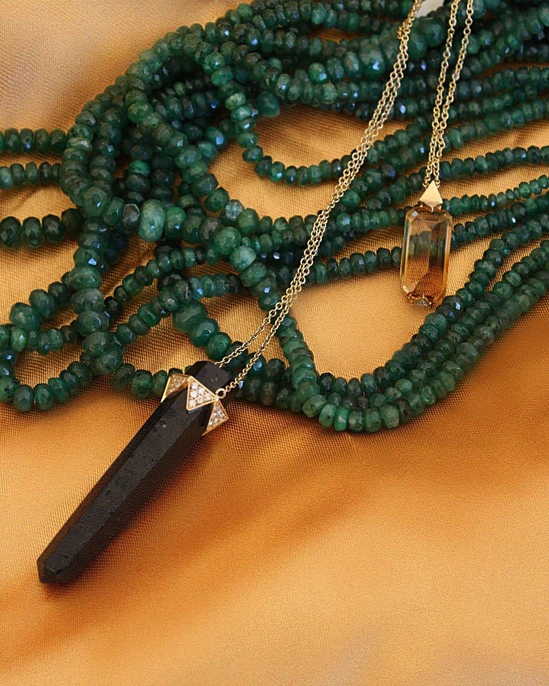 ウィンターケイトのインスタグラム：「Onyx, Citrine, and Emeralds- Oh my 😏」