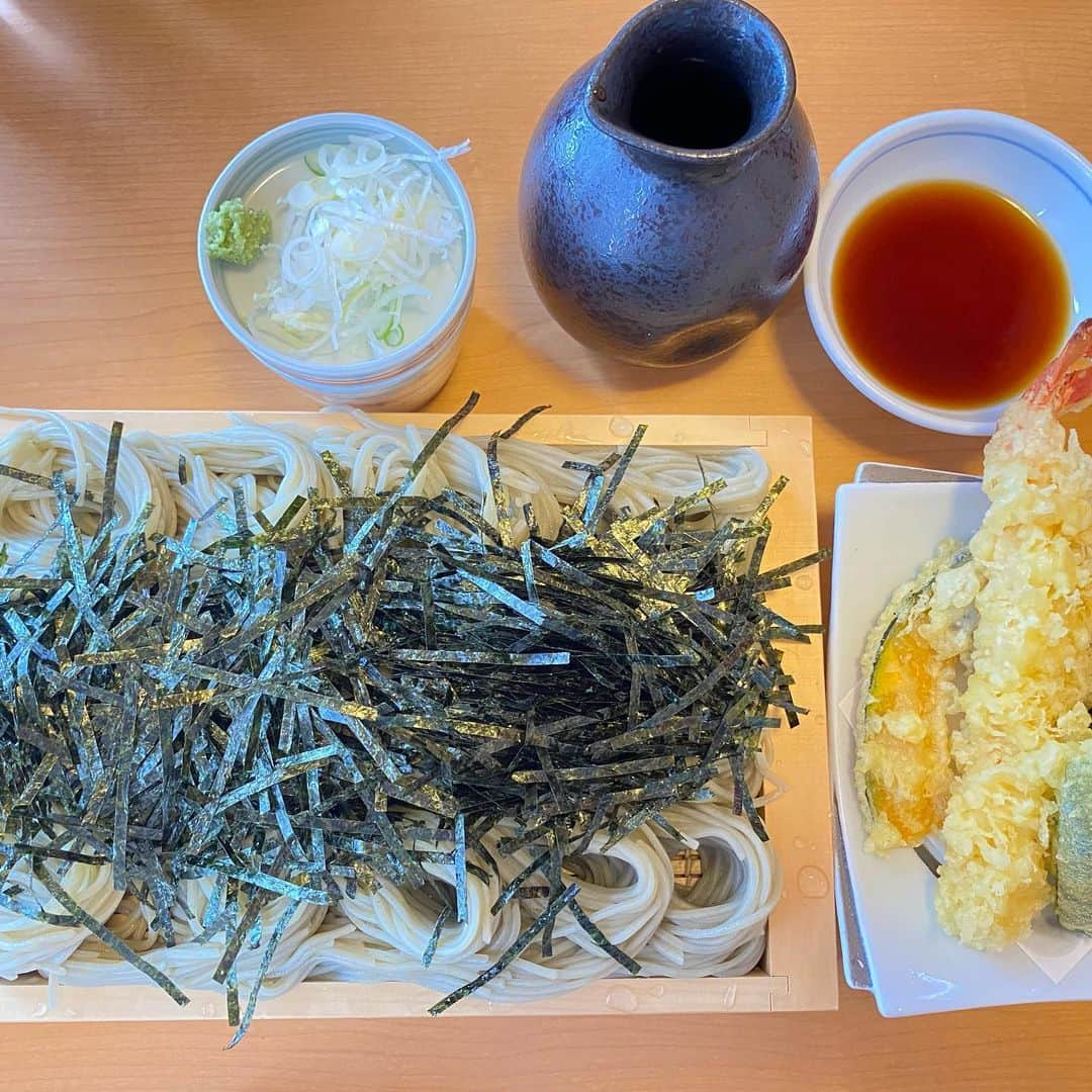 おごせ綾さんのインスタグラム写真 - (おごせ綾Instagram)「新潟県内に19店舗ほど展開していらっしゃる【くいどころ里味】さん✨✨  新潟県民なら里味さんの鍋焼きうどんのCMを一度は必ず見た事があるのではないでしょうか？  落ち着いた和風で個室の席が沢山あって家族で集まる時やお友達とゆっくりお食事したい時等にすごくありがたいお店さんです✨  和食レストランなのでお蕎麦、お寿司、天ぷら等はもちろんですが、ラーメンや石焼きビビンバ一品料理デザートも大充実❗️色々食べたい方に嬉しいセットメニューも豊富です。  新潟名物へぎそばも食べられるので自由に県外移動ができるようになって新潟に遊びに来られる際には里味さんコシが強めなお蕎麦と一緒にいただくごま油を使用して作られたサックリ軽くて風味の良い天ぷらも美味しいのでオススメです✨✨  くいどころ里味さん公式ページはこちらから(下) http://www.sato-mi.com/sp/  #くいどころ里味#里味#へぎそば#新潟名物#そば#蕎麦#天ぷら#大海老天#鍋焼きうどん#石焼きビビンバ#1万円#麻婆麺#ラーメン#大食い女子 #おごせ綾#にいがた#新潟#ニイガタ#niigata #gourmet#yummymummies#yummy#gourmet#delicious #グルメ#飲食店を盛り上げたい#美味しいもの#グルメ#食べ歩き#美味しいもの好きと繋がりたい#グルメな人と繋がりたい#らーめん」1月24日 10時47分 - ogose0123