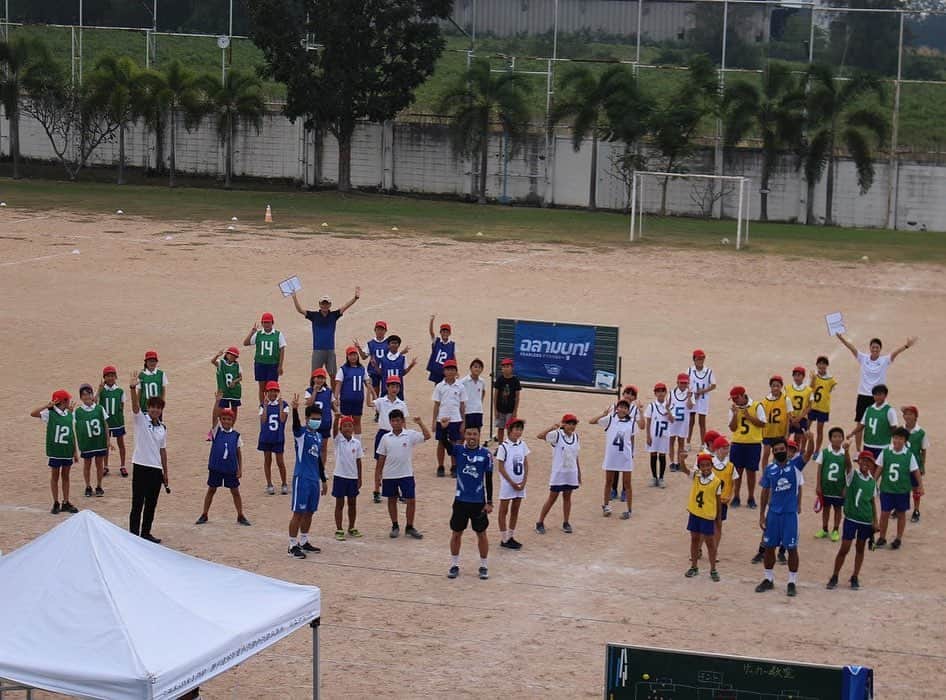 大久保剛志のインスタグラム：「12/14にシラチャの日本人学校にサッカー教室でお邪魔させて頂きました。  櫛田選手がメインで、僕はサポートという形で授業に参加させて頂きました。  5年生(49名)、6年生(40名)、中1(65名)の3学年を指導させて頂きました。  ウォーミングアップを行い、その後は試合。 最後は各学年の選抜メンバー対選手。  完敗しました。笑  このような方形で、日本人学校を訪れる事ができて光栄でした。  子供達の励みになるような存在になれるように頑張ります。  白田先生、色々と調整ありがとうございました。 中田さんマネージャーの役割ありがとうございました。 そして、 クッシー誘ってくれてありがとう‼︎  また次に来るであろう日本人選手にも繋がっていって欲しいと思います！ その時はまた僕も参加したいです。  今度はバンコク校にも訪れたいなぁ。」