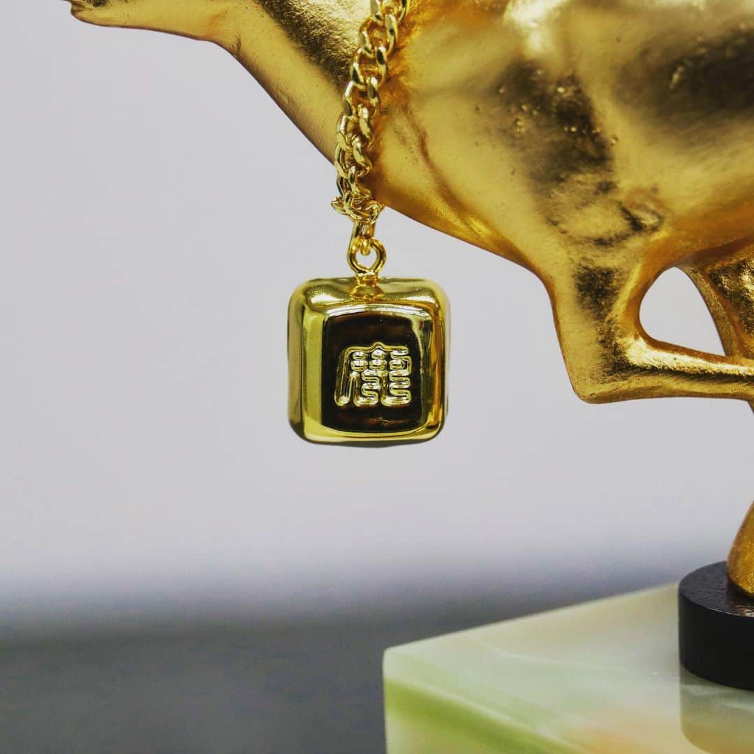 鈴鹿サーキット【公式】さんのインスタグラム写真 - (鈴鹿サーキット【公式】Instagram)「#金の日 ということで、「スズシカトロフィー」🏆  首の鈴には「鈴」と「鹿」の文字が刻印されています。  #鈴鹿サーキット #モータースポーツ  #トロフィー #三重県 #鈴鹿市」1月24日 10時48分 - suzukacircuit_official