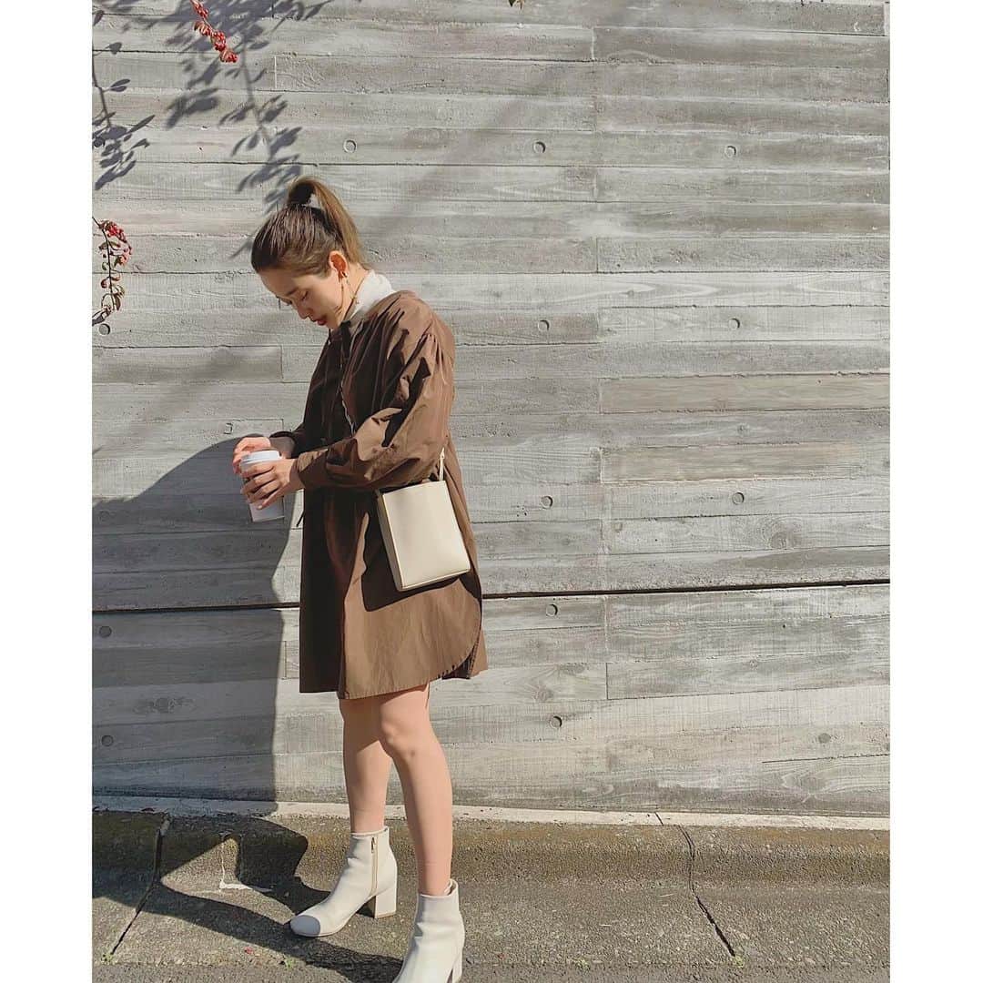 猪鼻ちひろのインスタグラム：「🤎🍩☕️ o ha yo〜〜〜 あたたかい日のお気に入りコーデ。 この @fromfirstmusee のワンピース(チュニック？)は、どちらが前でも着れてワンピで着てもパンツと合わせても可愛いアイテム。 色も形もお気に入りだし、季節問わず長く使えそう！ 裾はそのままで袖はひと捲りしてます◎  こちらのタートルネックは、そう。 やらかしたやつです、、涙 (ブログ参照)  きょうは寒いからあったかくして過ごしてね☺️ #ちひろのお洋服 #fromfirstmusee #フロムファーストミュゼ」