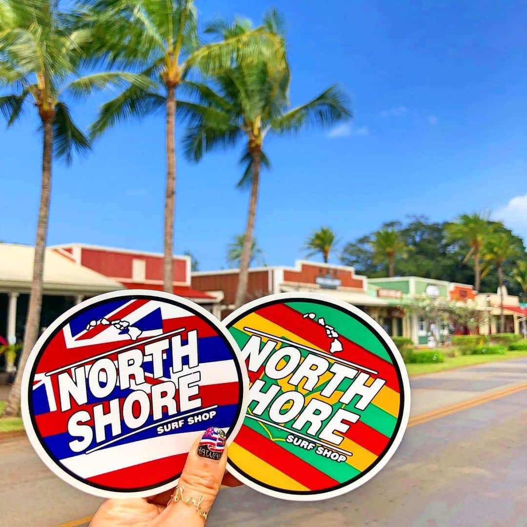 のインスタグラム：「♥️💙🌴💙♥️ ・ 大すきな場所ノースショア。 ハレイワタウンはノスタルジックな街並みで Hawaiiの〝可愛い” が詰まった場所♡ ・ 写真すぽっとだらけで もちろん自分が入った写真も たくさん撮るけれど 物撮りもしたくなる♡ ・ あぁぁぁ街並みが恋しい。 お散歩してたくさん写真撮って たくさんお買い物もしたい🥺♥️ ・ #hawaii#islandofoahu#oahu#ハワイ#trip #オアフ島#travel#loco_hawaii#travel_jp #funtorip#タビジョ#旅MUSE#genic_travel #genic_mag#たびねす#旅行#genic_hawaii #haleiwatown#ハレイワタウン#northshore #haleiwa#town#shop#beach#oahuhawaii #tabijyomap_hawaii#lealeahawaii#2021」