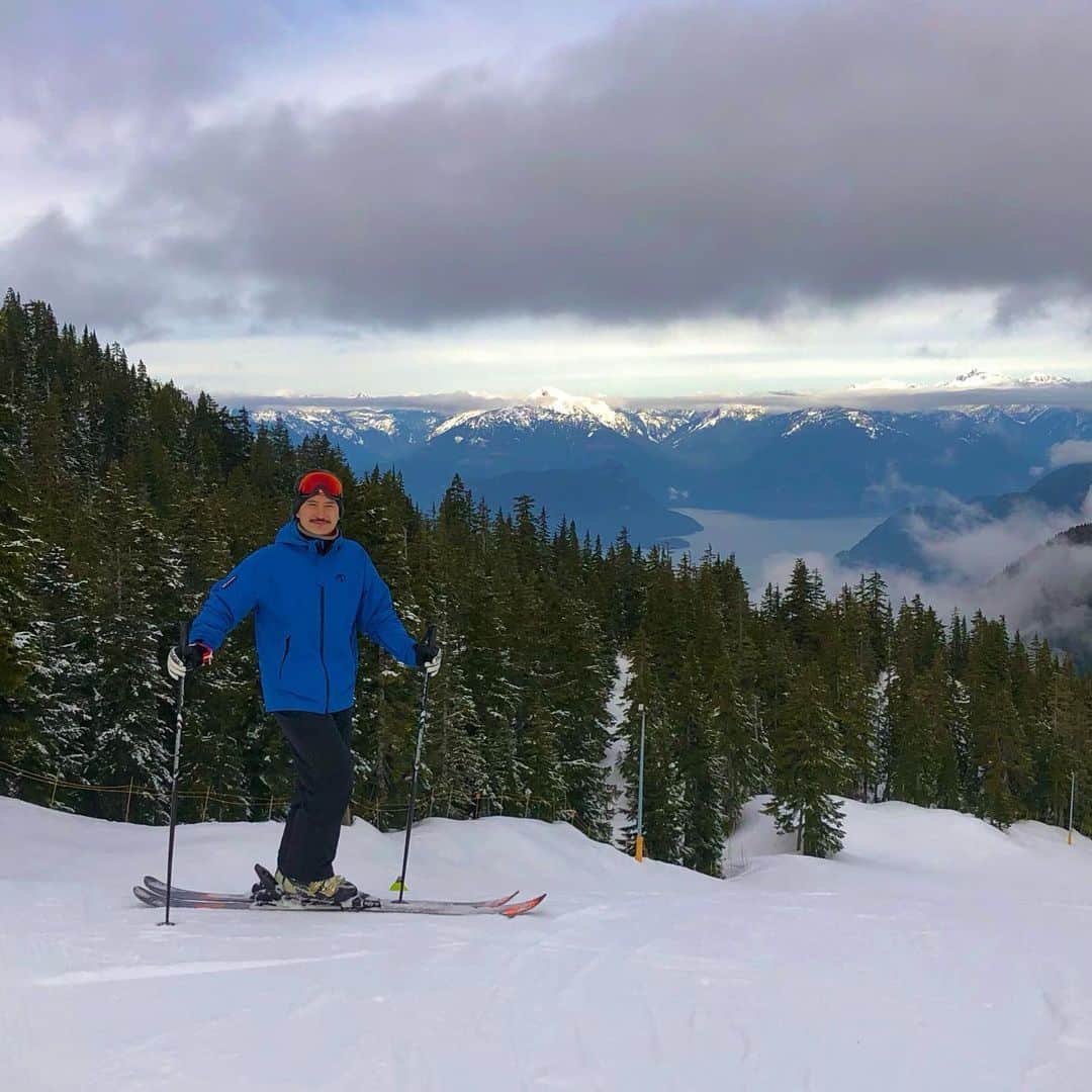 パトリック・チャンのインスタグラム：「It’s all down hill from here ⛷」