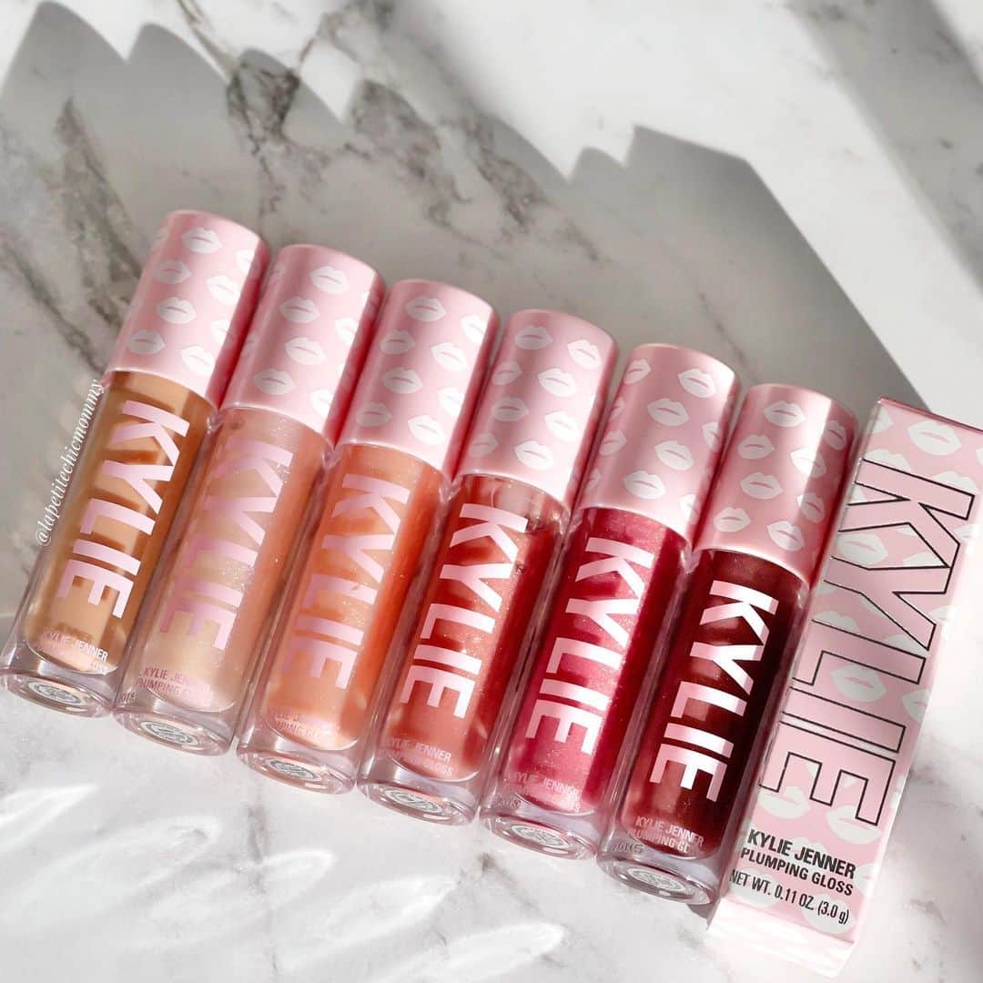 Kylie Cosmeticsさんのインスタグラム写真 - (Kylie CosmeticsInstagram)「high gloss but make it plumping 💋 shop these 6 luscious @ultabeauty exclusive plumping gloss shades now on ulta.com! @lapetitechicmommy⁠⠀ ⁠⠀ Shades from left to right:⁠⠀ 💗 On Neutral ⁠- nude beige⁠⠀ 💗 ⁠Bubbly⁠ - pastel crème with multicolored shimmer⁠⠀ 💗 Not Your Bae⁠ - soft peach with multicolored shimmer⁠⠀ 💗 Moody Queen - mauve with champagne shimmer⁠⠀⁠⠀ 💗 ⁠Rosé And Chill⁠ - pink berry with golden shimmer⠀⁠⠀ 💗 Curve Him ⁠- rose gold with golden shimmer」1月24日 11時00分 - kyliecosmetics