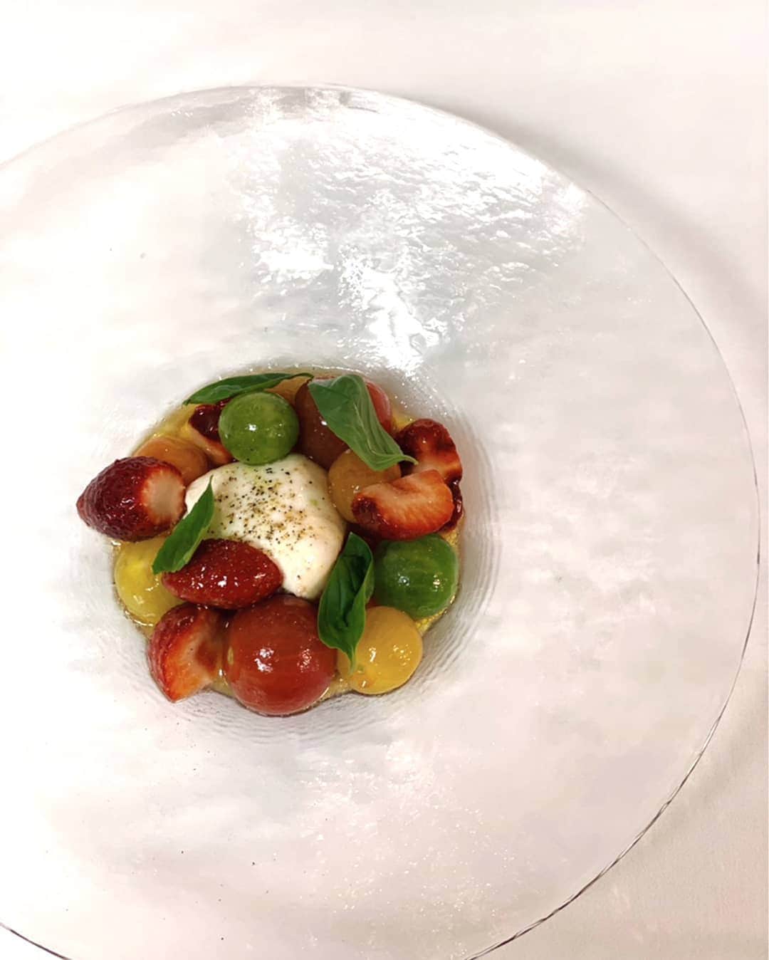 リストランテAO[公式]?イタリアン(青山店/逗子店)のインスタグラム：「【リストランテAO 逗子マリーナ】  水牛モッツァレラチーズのカプレーゼ!! 旬の果実いちごとの食べ合わせは絶品です！  #鎌倉#逗子#葉山 #リストランテao逗子マリーナ #リストランテao #リビエラ逗子マリーナ #逗子マリーナ#逗子マリーナ🌴 #zushimarina #riviera_zushi_marina #ristorante_ao #malibufarm_zushimarina #malibu_hotel #鎌倉ランチ #湘南ランチ #誕生日 #誕生日ランチ#誕生日ディナー #湘南スタイル#湘南ライフ #鎌倉旅行#湘南旅行 #絶景レストラン #ヤシの木 #マリブホテル #マリブファーム逗子マリーナ #女子会 #アニバーサリー #記念日#記念日ディナー」