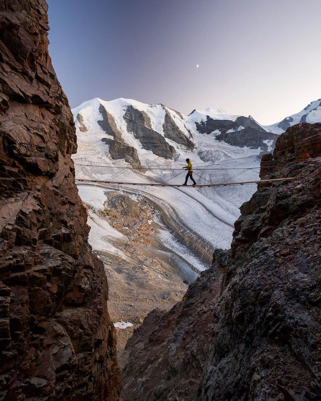 クリス・バーカードのインスタグラム：「The thin cables, the old wood planks, the rusted nails... it all adds to the charm they said. Just don’t hold so tight you forget to appreciate the view.」
