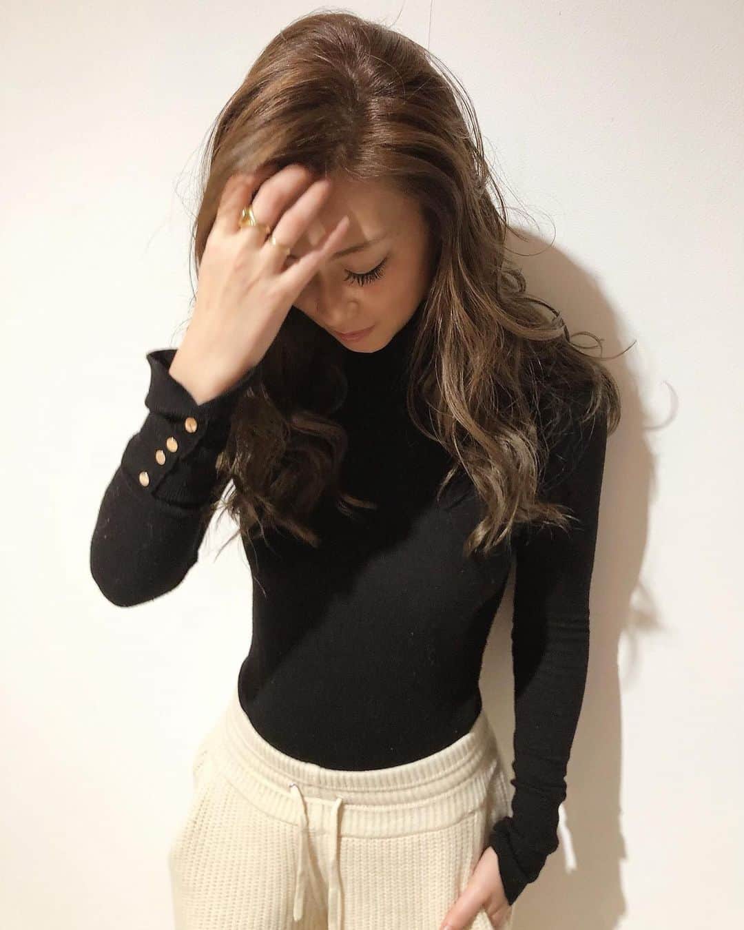 長谷川唯のインスタグラム：「・ ・ New color🤍カラー、カットを綺麗にしてもらったよ✌🏻✨ @urban._nagoya 髪を綺麗にするだけで気分があがるね😍  ・ ・ #new #newcolor #color #hairstyle #haircolor #ヘアカラー #カラー #hairsalon」